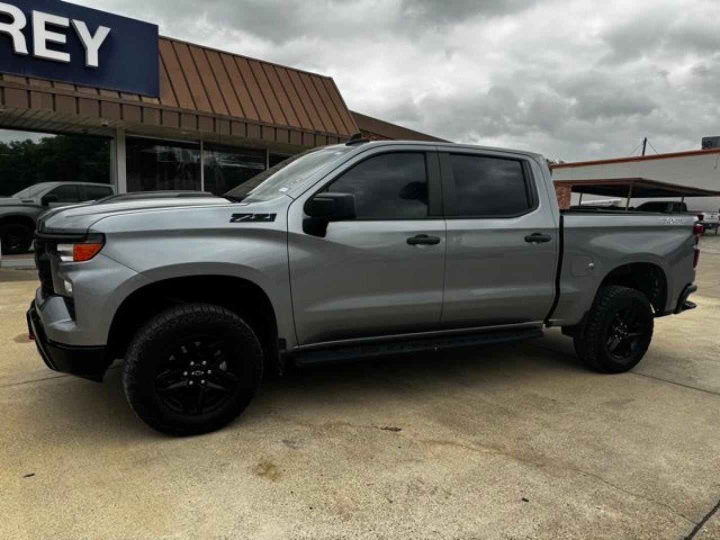 2024 Sterling Gray Metallic /Jet Black Chevrolet Silverado 1500 Custom Trail Boss (3GCPDCEK6RG) with an 2.7L I4 Turbocharged DOHC 16V LEV3-SULEV30 310hp engine, Automatic transmission, located at 1105 E Mulberry, Kaufman, TX, 75142, (972) 962-2151, 32.589550, -96.300926 - Sterling Gray Metallic 2024 Chevrolet Silverado 1500 4D Crew Cab Custom Trail Boss 4WD 8-Speed Automatic 2.7L I4 Turbocharged DOHC 16V LEV3-SULEV30 310hp Tow Hitch, Pass Through Rear Split Bench Seat, 8-Speed Automatic, 4WD, Jet Black Cloth.<br><br><br>Please call Paul Murrey Ford Inc. In Kaufman Te - Photo#0