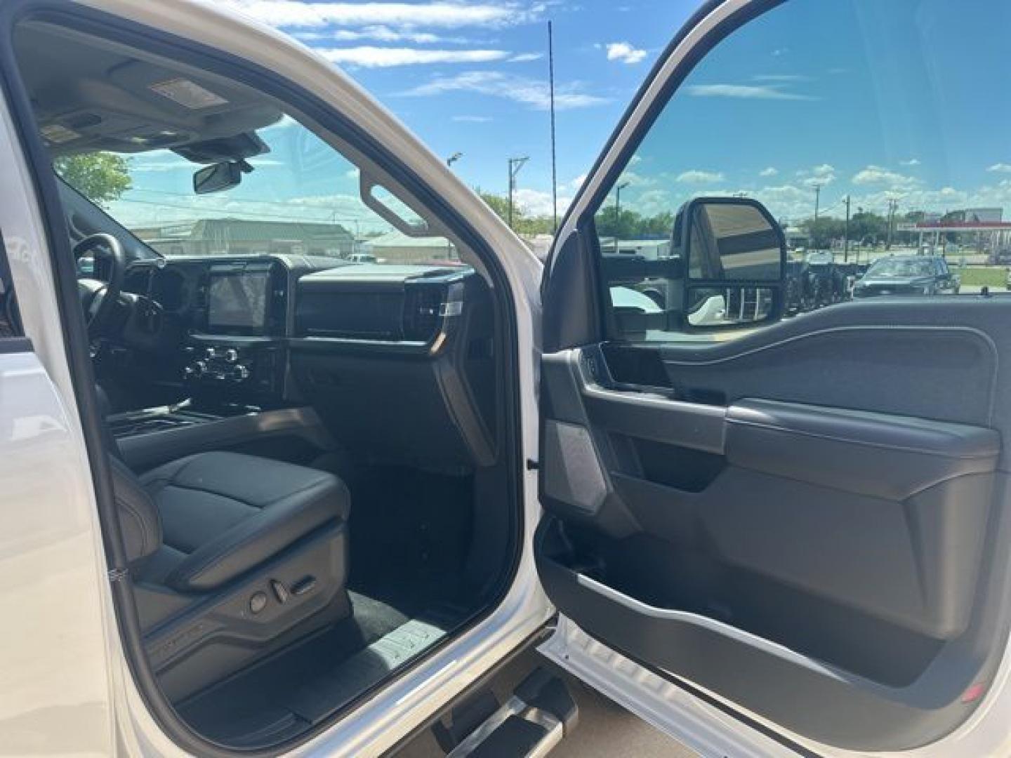 2026 Oxford White /Black Onyx Ford F-250SD Lariat (1FT8W2BT1TE) with an Power Stroke 6.7L V8 DI 32V OHV Turbodiesel engine, Automatic transmission, located at 1105 E Mulberry, Kaufman, TX, 75142, (972) 962-2151, 32.589550, -96.300926 - 4WD.<br>Oxford White 2026 Ford F-250SD 4D Crew Cab Lariat 4WD 10-Speed Automatic Power Stroke 6.7L V8 DI 32V OHV Turbodiesel - Photo#14
