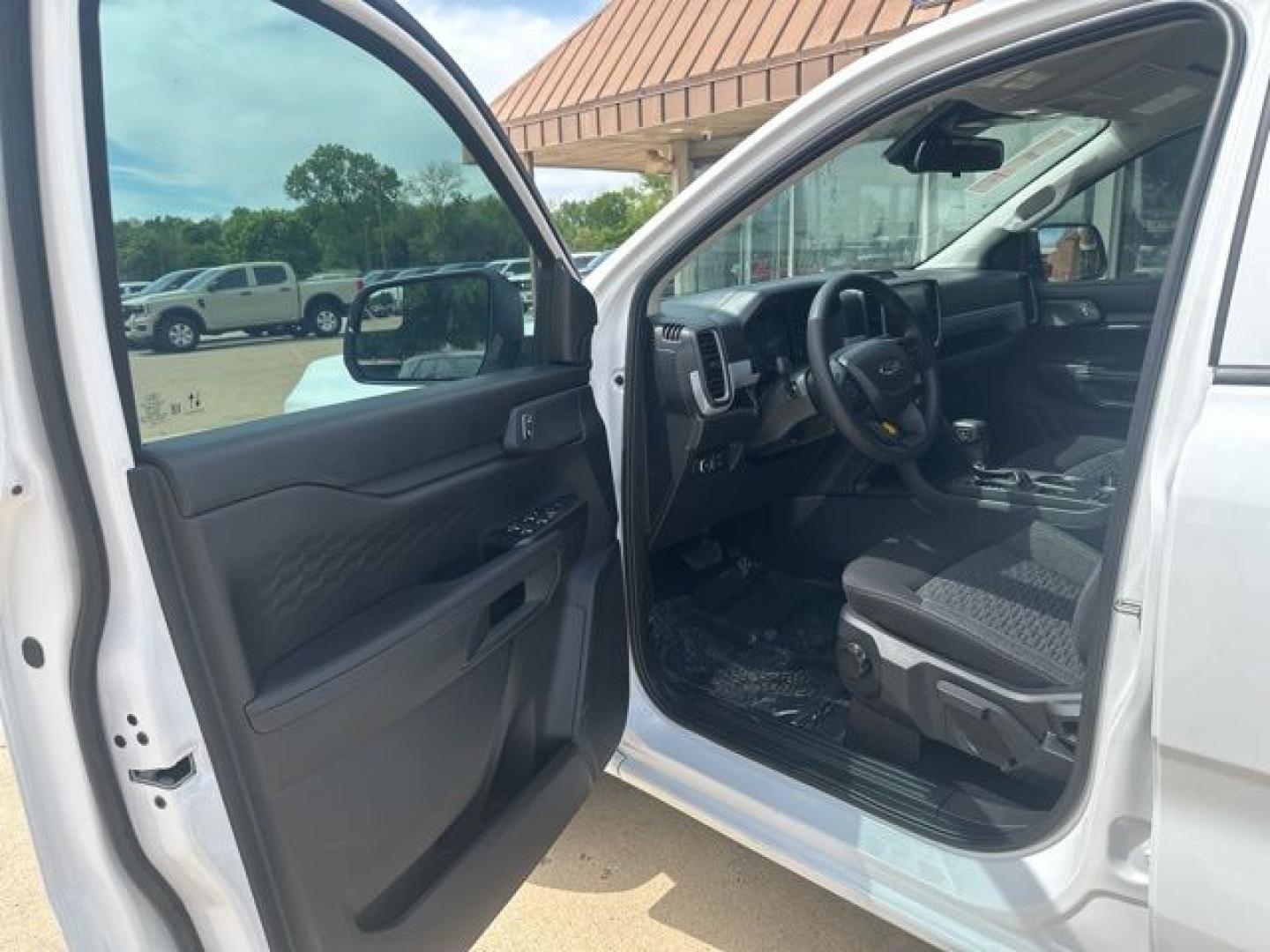2026 Oxford White /Ebony Seats Ford Ranger XL (1FTER4PH0TL) with an EcoBoost 2.3L I4 GTDi DOHC Turbocharged VCT engine, Automatic transmission, located at 1105 E Mulberry, Kaufman, TX, 75142, (972) 962-2151, 32.589550, -96.300926 - $1,000 off MSRP!<br><br>4WD.<br>White / Oxford White 2026 Ford Ranger 4D Crew Cab XL 4WD 10-Speed Automatic EcoBoost 2.3L I4 GTDi DOHC Turbocharged VCT 20/24 City/Highway MPG Price includes: $1000 - Retail Customer Cash. Exp. 04/30/2026 - Photo#5