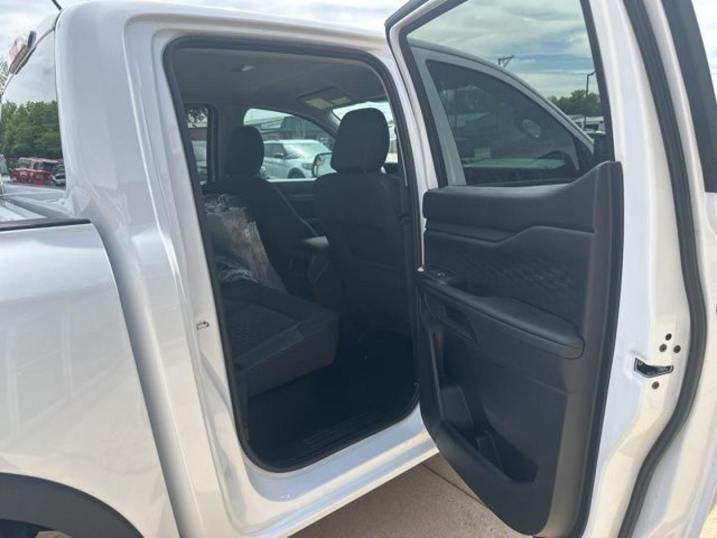 2026 Oxford White /Ebony Seats Ford Ranger XL (1FTER4PH0TL) with an EcoBoost 2.3L I4 GTDi DOHC Turbocharged VCT engine, Automatic transmission, located at 1105 E Mulberry, Kaufman, TX, 75142, (972) 962-2151, 32.589550, -96.300926 - $1,000 off MSRP!<br><br>4WD.<br>White / Oxford White 2026 Ford Ranger 4D Crew Cab XL 4WD 10-Speed Automatic EcoBoost 2.3L I4 GTDi DOHC Turbocharged VCT 20/24 City/Highway MPG Price includes: $1000 - Retail Customer Cash. Exp. 04/30/2026 - Photo#12