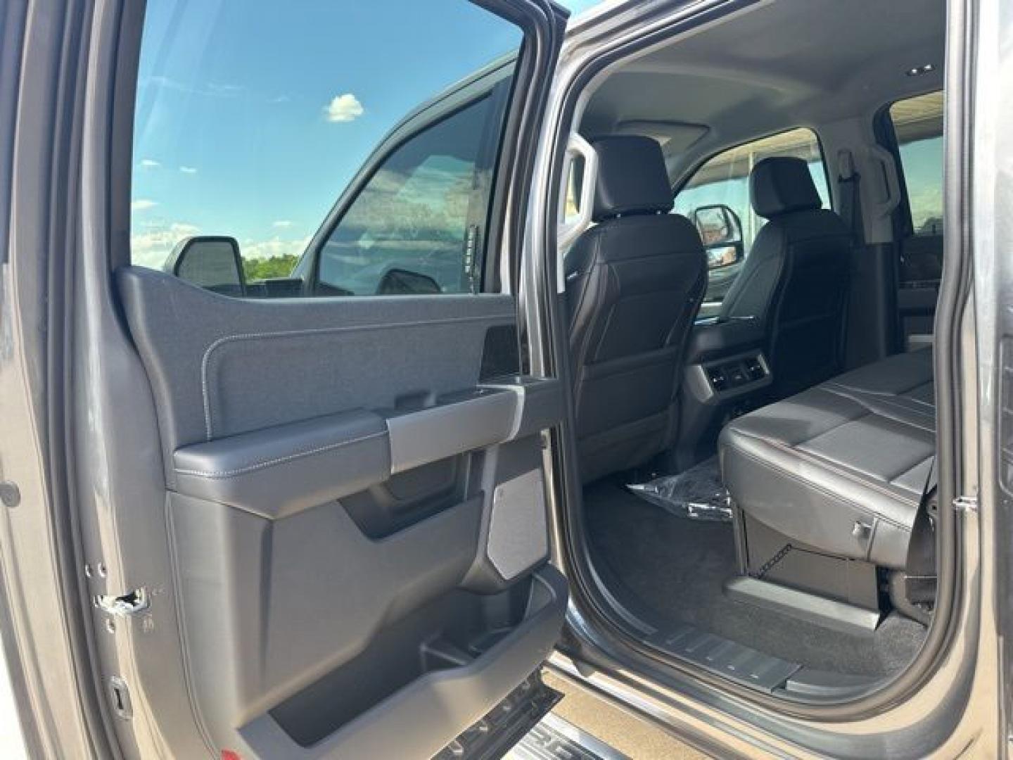 2026 Carbonized Gray Metallic /Black Onyx Ford F-250SD Lariat (1FT8W2BT3TE) with an Power Stroke 6.7L V8 DI 32V OHV Turbodiesel engine, Automatic transmission, located at 1105 E Mulberry, Kaufman, TX, 75142, (972) 962-2151, 32.589550, -96.300926 - 4WD.<br>Carbonized Gray Metallic 2026 Ford F-250SD 4D Crew Cab Lariat 4WD 10-Speed Automatic Power Stroke 6.7L V8 DI 32V OHV Turbodiesel - Photo#9