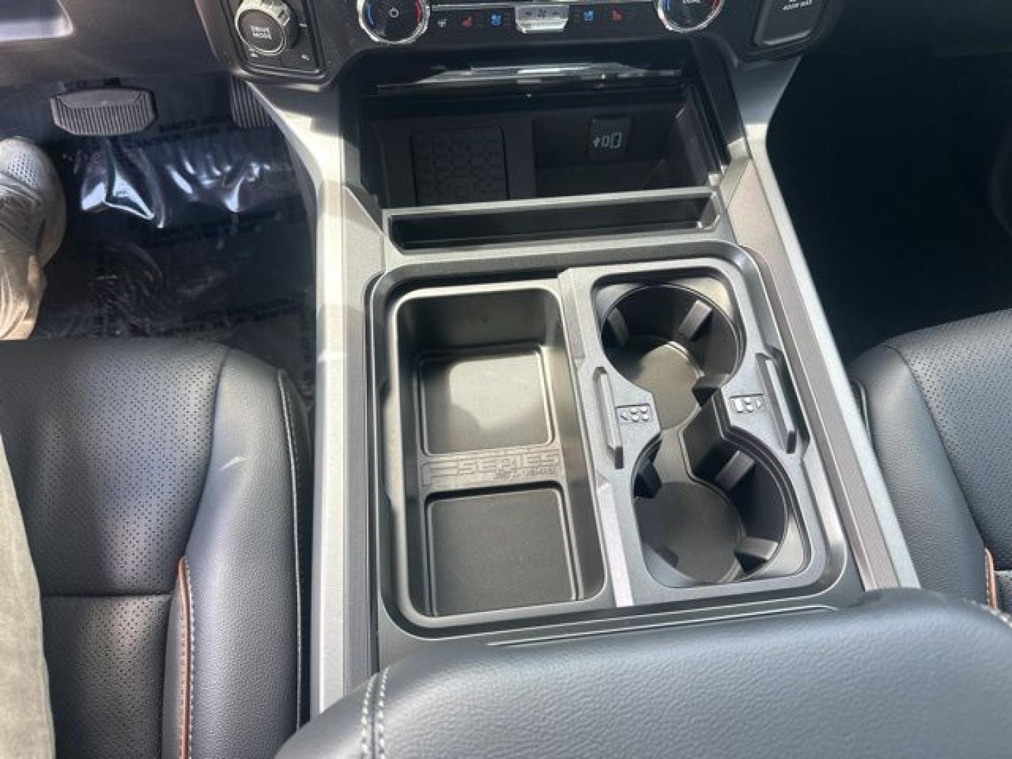 2026 Oxford White /Black Onyx Ford F-250SD Lariat (1FT8W2BT1TE) with an Power Stroke 6.7L V8 DI 32V OHV Turbodiesel engine, Automatic transmission, located at 1105 E Mulberry, Kaufman, TX, 75142, (972) 962-2151, 32.589550, -96.300926 - 4WD.<br>Oxford White 2026 Ford F-250SD 4D Crew Cab Lariat 4WD 10-Speed Automatic Power Stroke 6.7L V8 DI 32V OHV Turbodiesel - Photo#7