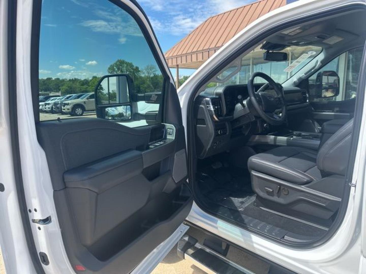 2026 Oxford White /Black Onyx Ford F-250SD Lariat (1FT8W2BT1TE) with an Power Stroke 6.7L V8 DI 32V OHV Turbodiesel engine, Automatic transmission, located at 1105 E Mulberry, Kaufman, TX, 75142, (972) 962-2151, 32.589550, -96.300926 - 4WD.<br>Oxford White 2026 Ford F-250SD 4D Crew Cab Lariat 4WD 10-Speed Automatic Power Stroke 6.7L V8 DI 32V OHV Turbodiesel - Photo#8