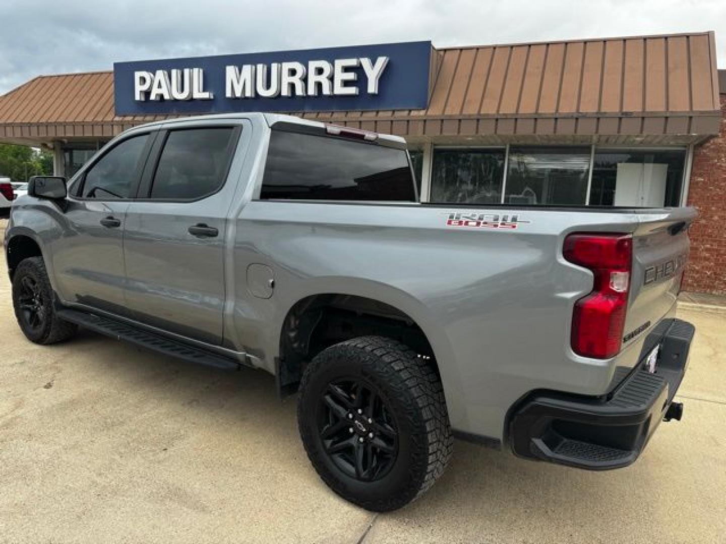 2024 Sterling Gray Metallic /Jet Black Chevrolet Silverado 1500 Custom Trail Boss (3GCPDCEK6RG) with an 2.7L I4 Turbocharged DOHC 16V LEV3-SULEV30 310hp engine, Automatic transmission, located at 1105 E Mulberry, Kaufman, TX, 75142, (972) 962-2151, 32.589550, -96.300926 - Sterling Gray Metallic 2024 Chevrolet Silverado 1500 4D Crew Cab Custom Trail Boss 4WD 8-Speed Automatic 2.7L I4 Turbocharged DOHC 16V LEV3-SULEV30 310hp Tow Hitch, Pass Through Rear Split Bench Seat, 8-Speed Automatic, 4WD, Jet Black Cloth.<br><br><br>Please call Paul Murrey Ford Inc. In Kaufman Te - Photo#1