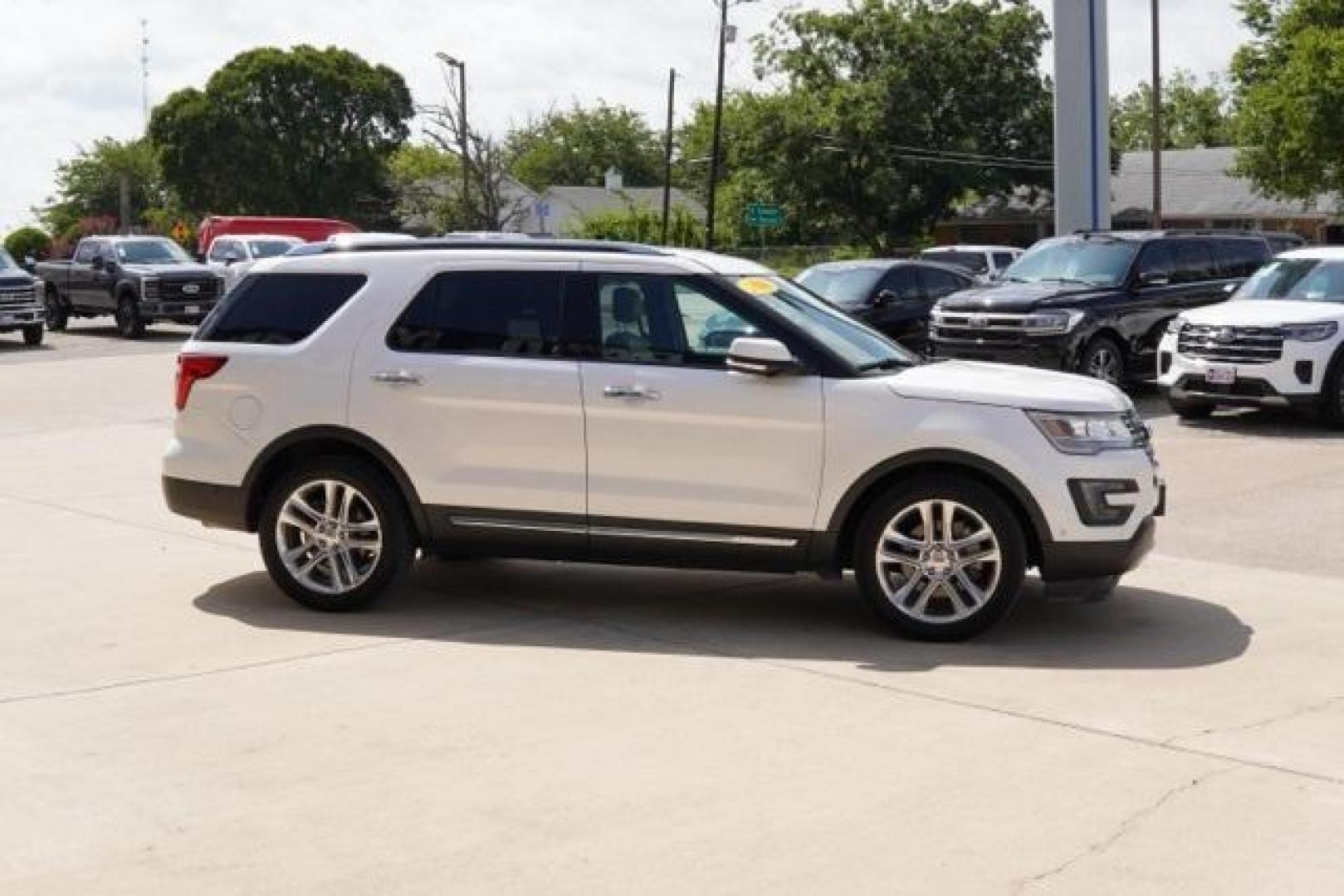 2016 White Platinum Clearcoat Metallic /Medium Light Camel Ford Explorer Limited (1FM5K7F82GG) with an 3.5L V6 Ti-VCT engine, Automatic transmission, located at 1105 E Mulberry, Kaufman, TX, 75142, (972) 962-2151, 32.589550, -96.300926 - Photo#4