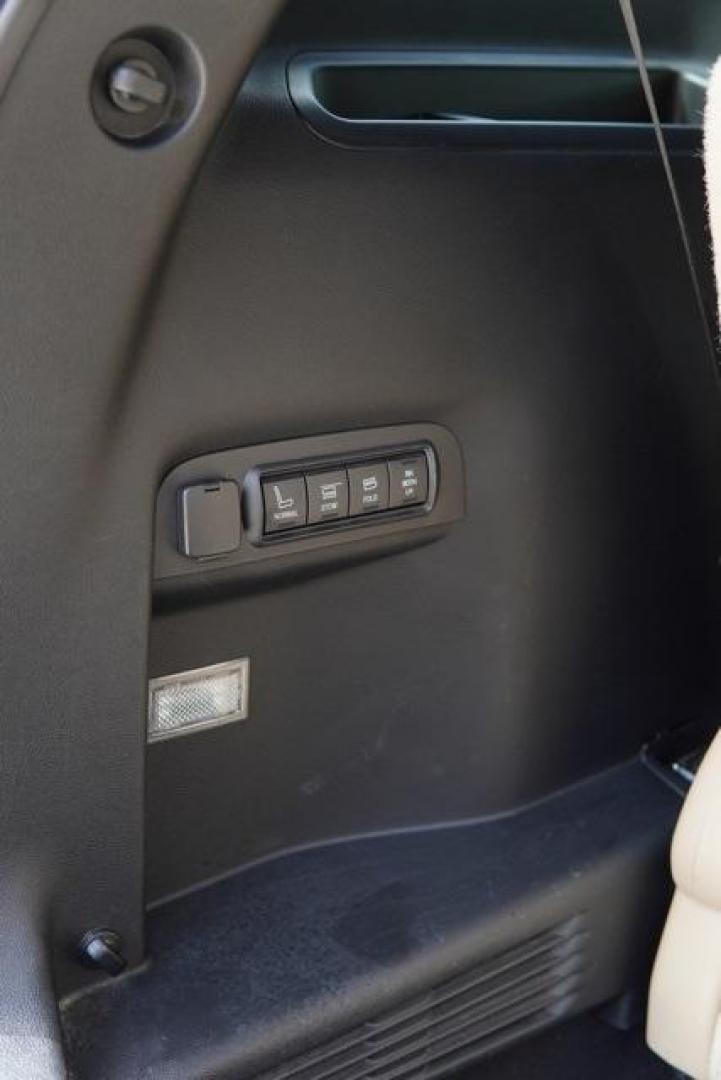 2016 White Platinum Clearcoat Metallic /Medium Light Camel Ford Explorer Limited (1FM5K7F82GG) with an 3.5L V6 Ti-VCT engine, Automatic transmission, located at 1105 E Mulberry, Kaufman, TX, 75142, (972) 962-2151, 32.589550, -96.300926 - Photo#26