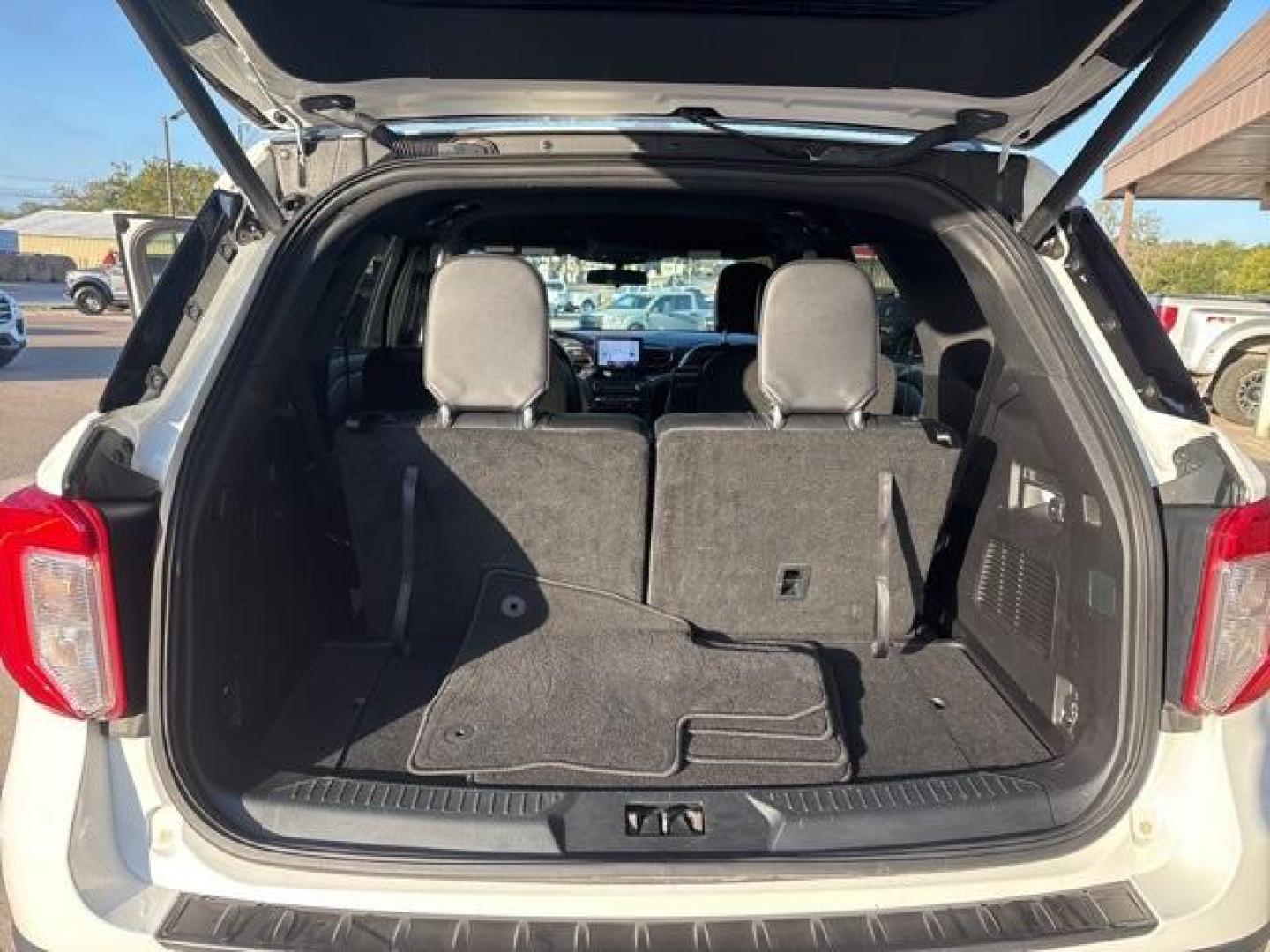 2020 White /Ebony With Light Slate Uppers Ford Explorer XLT (1FMSK7DH8LG) with an 2.3L EcoBoost I-4 engine, Automatic transmission, located at 1105 E Mulberry, Kaufman, TX, 75142, (972) 962-2151, 32.589550, -96.300926 - White 2020 Ford Explorer 4D Sport Utility XLT RWD 10-Speed Automatic 2.3L EcoBoost I-4<br><br><br>21/28 City/Highway MPG<br><br>Awards:<br> * 2020 KBB.com 10 Best SUVs Worth Waiting For * 2020 KBB.com 10 Favorite New-for-2020 Cars<br>Please call Paul Murrey Ford Inc. In Kaufman Texas A Family Dea - Photo#14