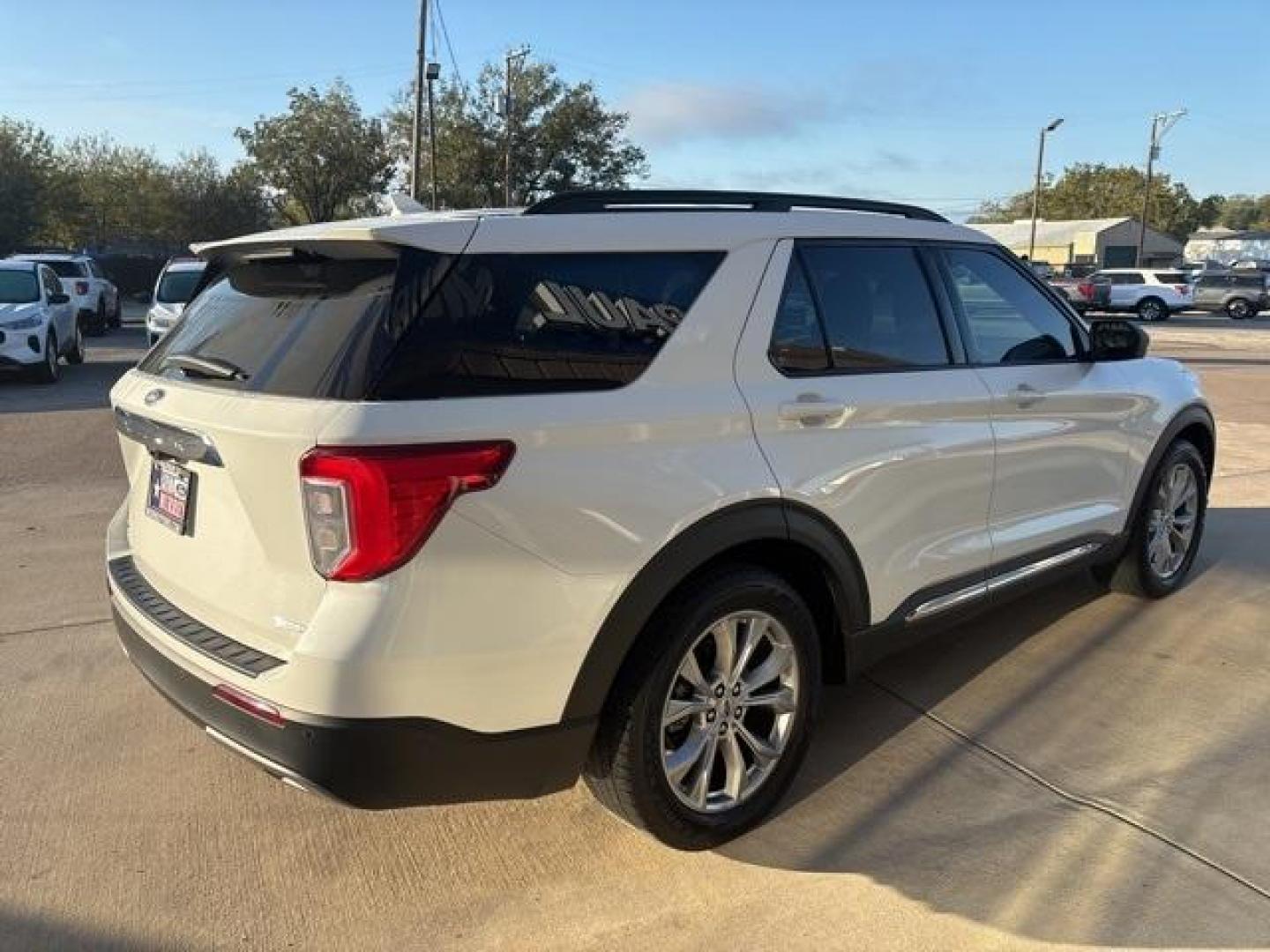 2020 White /Ebony With Light Slate Uppers Ford Explorer XLT (1FMSK7DH8LG) with an 2.3L EcoBoost I-4 engine, Automatic transmission, located at 1105 E Mulberry, Kaufman, TX, 75142, (972) 962-2151, 32.589550, -96.300926 - White 2020 Ford Explorer 4D Sport Utility XLT RWD 10-Speed Automatic 2.3L EcoBoost I-4<br><br><br>21/28 City/Highway MPG<br><br>Awards:<br> * 2020 KBB.com 10 Best SUVs Worth Waiting For * 2020 KBB.com 10 Favorite New-for-2020 Cars<br>Please call Paul Murrey Ford Inc. In Kaufman Texas A Family Dea - Photo#5