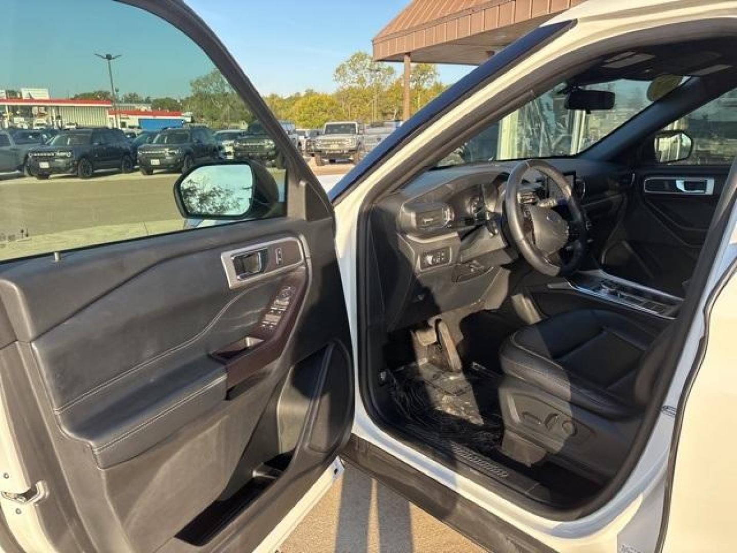 2020 White /Ebony With Light Slate Uppers Ford Explorer XLT (1FMSK7DH8LG) with an 2.3L EcoBoost I-4 engine, Automatic transmission, located at 1105 E Mulberry, Kaufman, TX, 75142, (972) 962-2151, 32.589550, -96.300926 - White 2020 Ford Explorer 4D Sport Utility XLT RWD 10-Speed Automatic 2.3L EcoBoost I-4<br><br><br>21/28 City/Highway MPG<br><br>Awards:<br> * 2020 KBB.com 10 Best SUVs Worth Waiting For * 2020 KBB.com 10 Favorite New-for-2020 Cars<br>Please call Paul Murrey Ford Inc. In Kaufman Texas A Family Dea - Photo#8