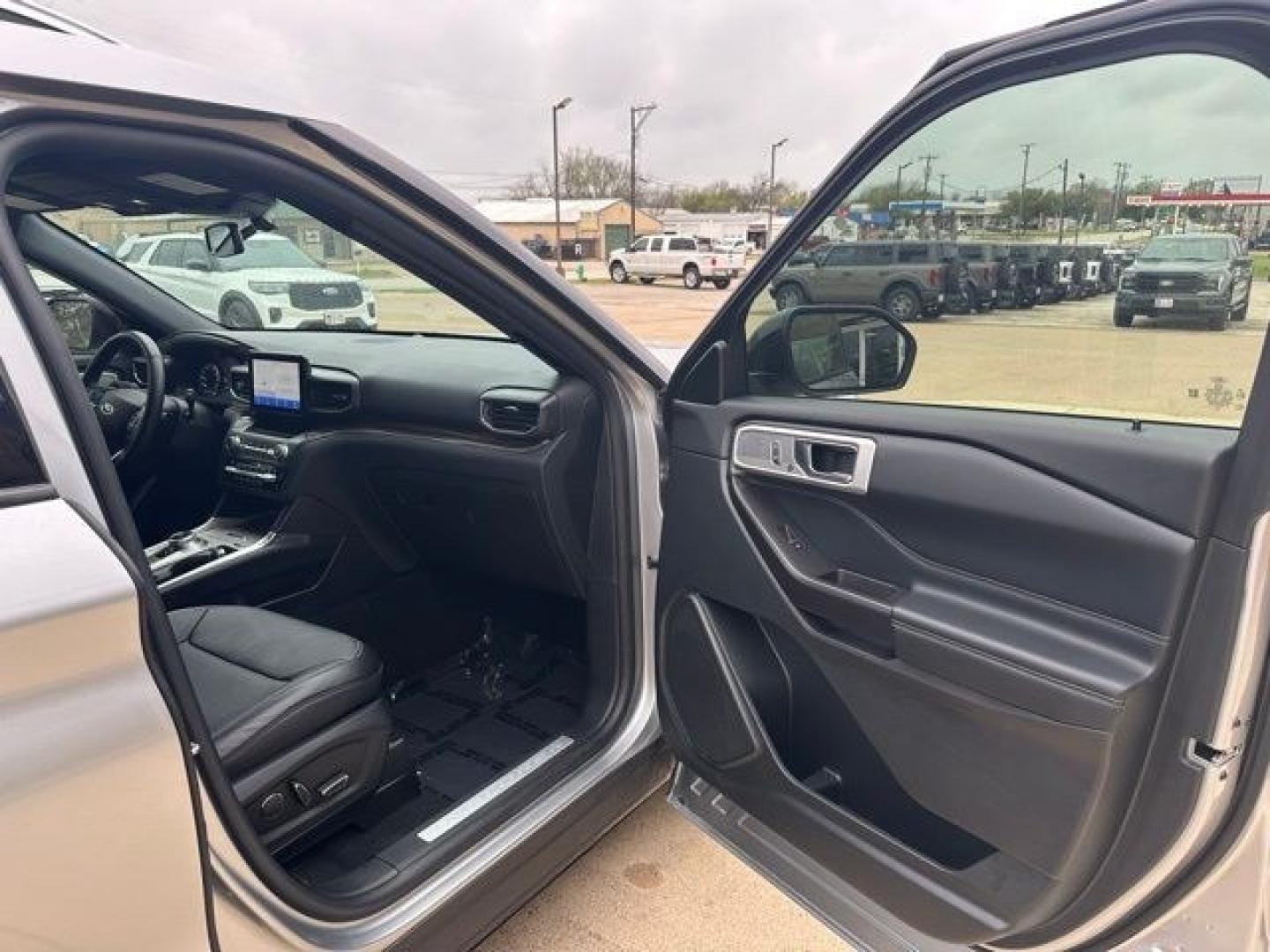 2020 Silver /Ebony With Light Slate Uppers Ford Explorer Limited (1FMSK7FH2LG) with an 2.3L EcoBoost I-4 engine, Automatic transmission, located at 1105 E Mulberry, Kaufman, TX, 75142, (972) 962-2151, 32.589550, -96.300926- Photo#18