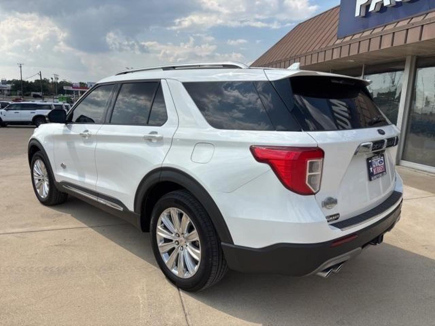 2021 White /Java Ford Explorer King Ranch (1FM5K8LC8MG) with an 3.0L EcoBoost V6 engine, Automatic transmission, located at 1105 E Mulberry, Kaufman, TX, 75142, (972) 962-2151, 32.589550, -96.300926 - White 2021 Ford Explorer 4D Sport Utility King Ranch 4WD 10-Speed Automatic 3.0L EcoBoost V6 4WD.<br><br><br>Please call Paul Murrey Ford Inc. In Kaufman Texas A Family Dealership Since 1952 Serving the Dallas Fort Worth and East Texas areas for over 70 years. Please call 972-962-2151 www.murreyford - Photo#2