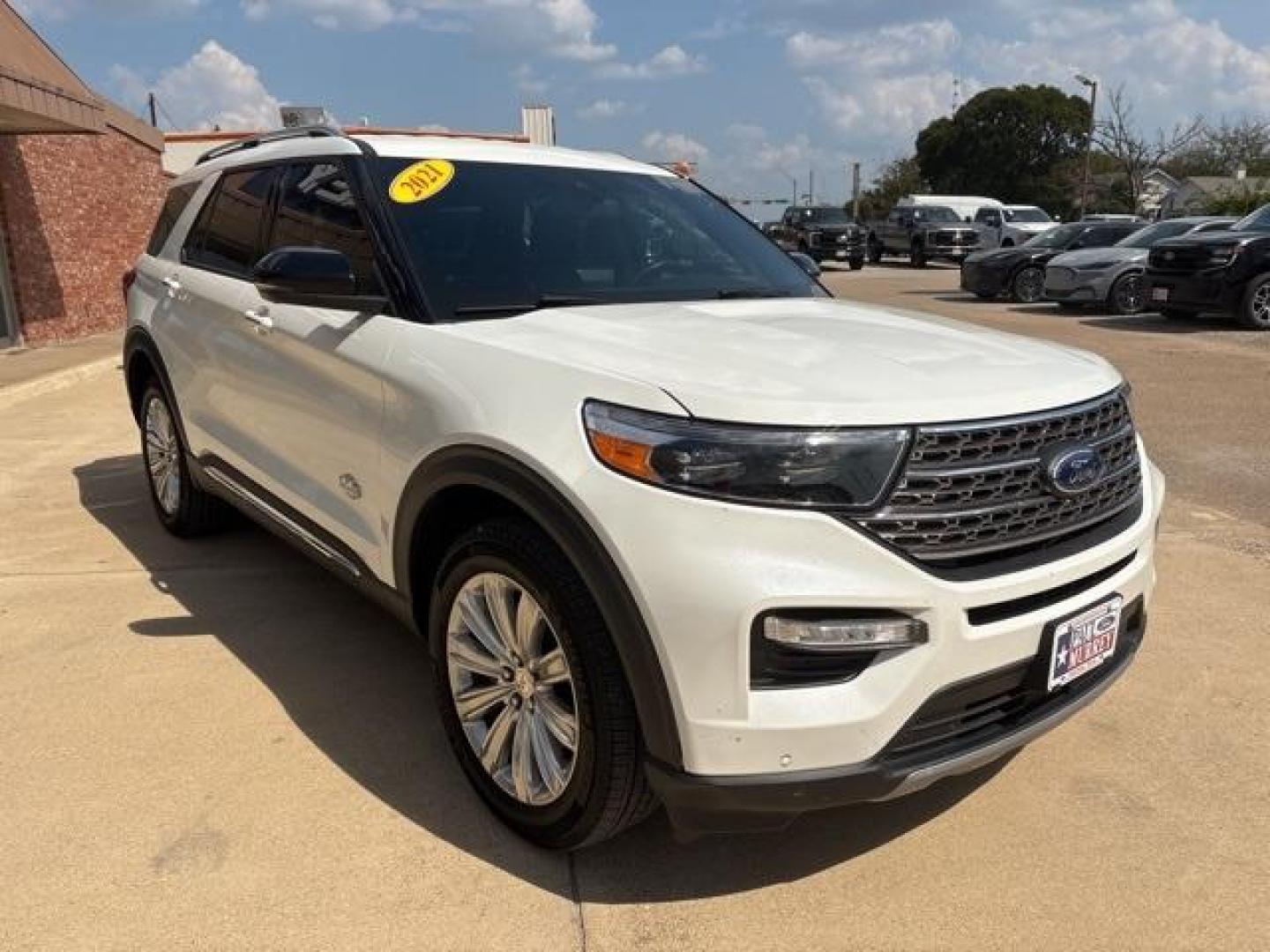 2021 White /Java Ford Explorer King Ranch (1FM5K8LC8MG) with an 3.0L EcoBoost V6 engine, Automatic transmission, located at 1105 E Mulberry, Kaufman, TX, 75142, (972) 962-2151, 32.589550, -96.300926 - White 2021 Ford Explorer 4D Sport Utility King Ranch 4WD 10-Speed Automatic 3.0L EcoBoost V6 4WD.<br><br><br>Please call Paul Murrey Ford Inc. In Kaufman Texas A Family Dealership Since 1952 Serving the Dallas Fort Worth and East Texas areas for over 70 years. Please call 972-962-2151 www.murreyford - Photo#5