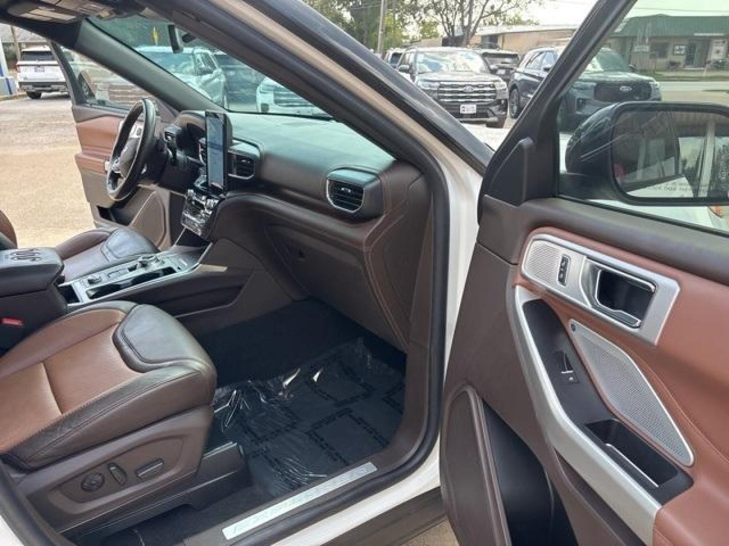 2021 White /Java Ford Explorer King Ranch (1FM5K8LC8MG) with an 3.0L EcoBoost V6 engine, Automatic transmission, located at 1105 E Mulberry, Kaufman, TX, 75142, (972) 962-2151, 32.589550, -96.300926 - White 2021 Ford Explorer 4D Sport Utility King Ranch 4WD 10-Speed Automatic 3.0L EcoBoost V6 4WD.<br><br><br>Please call Paul Murrey Ford Inc. In Kaufman Texas A Family Dealership Since 1952 Serving the Dallas Fort Worth and East Texas areas for over 70 years. Please call 972-962-2151 www.murreyford - Photo#16