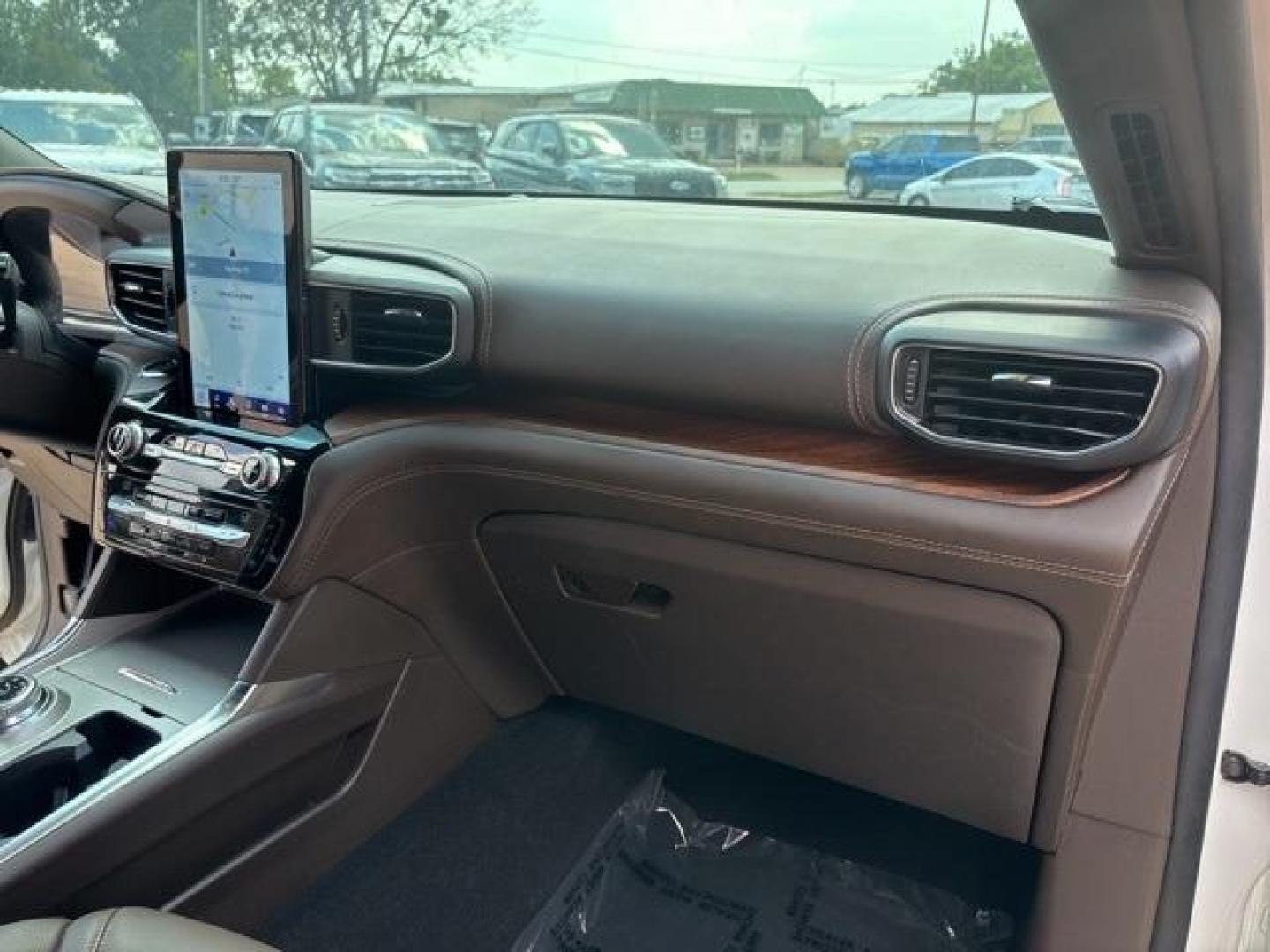 2021 White /Java Ford Explorer King Ranch (1FM5K8LC8MG) with an 3.0L EcoBoost V6 engine, Automatic transmission, located at 1105 E Mulberry, Kaufman, TX, 75142, (972) 962-2151, 32.589550, -96.300926 - White 2021 Ford Explorer 4D Sport Utility King Ranch 4WD 10-Speed Automatic 3.0L EcoBoost V6 4WD.<br><br><br>Please call Paul Murrey Ford Inc. In Kaufman Texas A Family Dealership Since 1952 Serving the Dallas Fort Worth and East Texas areas for over 70 years. Please call 972-962-2151 www.murreyford - Photo#18