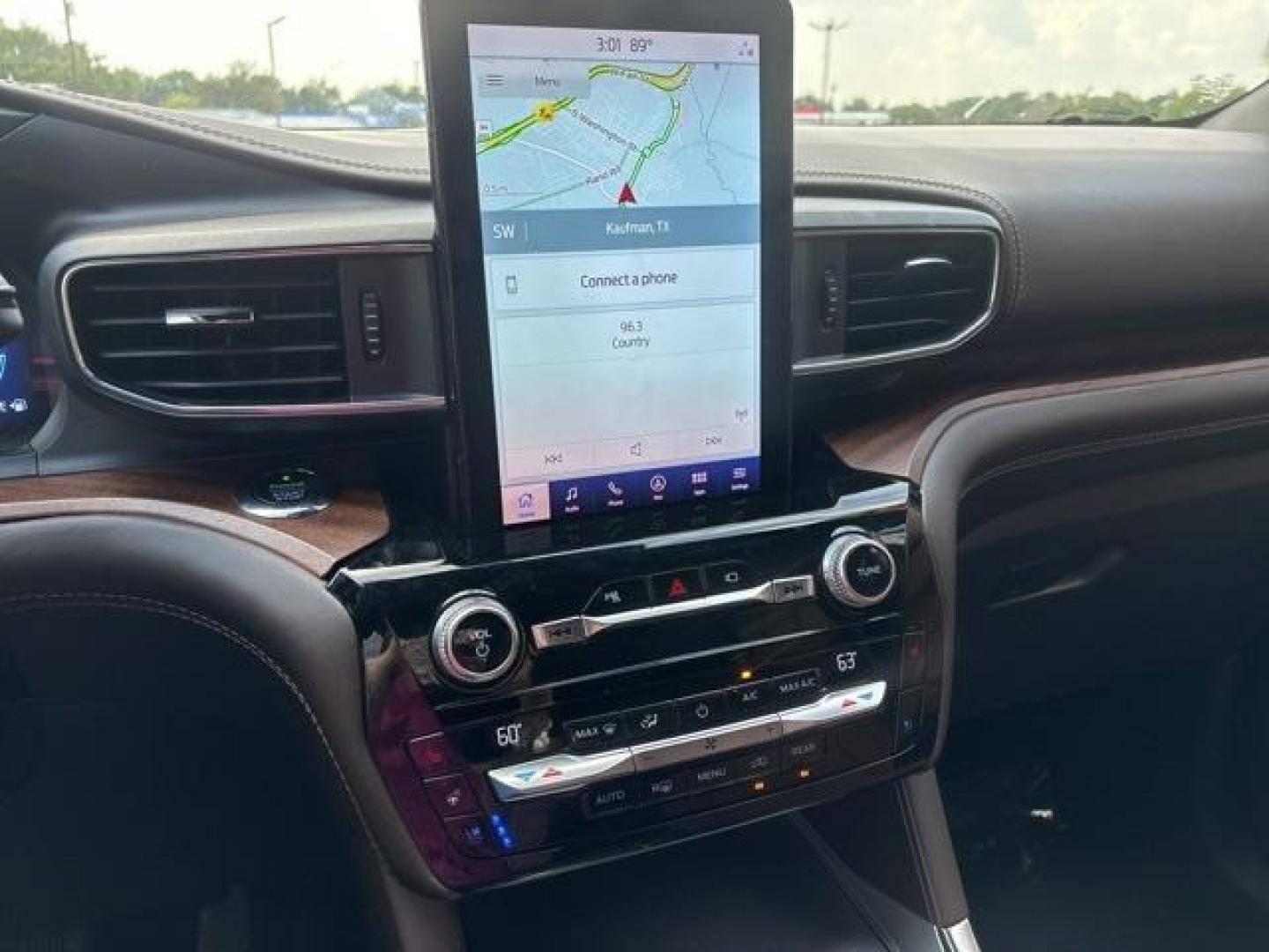 2021 White /Java Ford Explorer King Ranch (1FM5K8LC8MG) with an 3.0L EcoBoost V6 engine, Automatic transmission, located at 1105 E Mulberry, Kaufman, TX, 75142, (972) 962-2151, 32.589550, -96.300926 - White 2021 Ford Explorer 4D Sport Utility King Ranch 4WD 10-Speed Automatic 3.0L EcoBoost V6 4WD.<br><br><br>Please call Paul Murrey Ford Inc. In Kaufman Texas A Family Dealership Since 1952 Serving the Dallas Fort Worth and East Texas areas for over 70 years. Please call 972-962-2151 www.murreyford - Photo#22