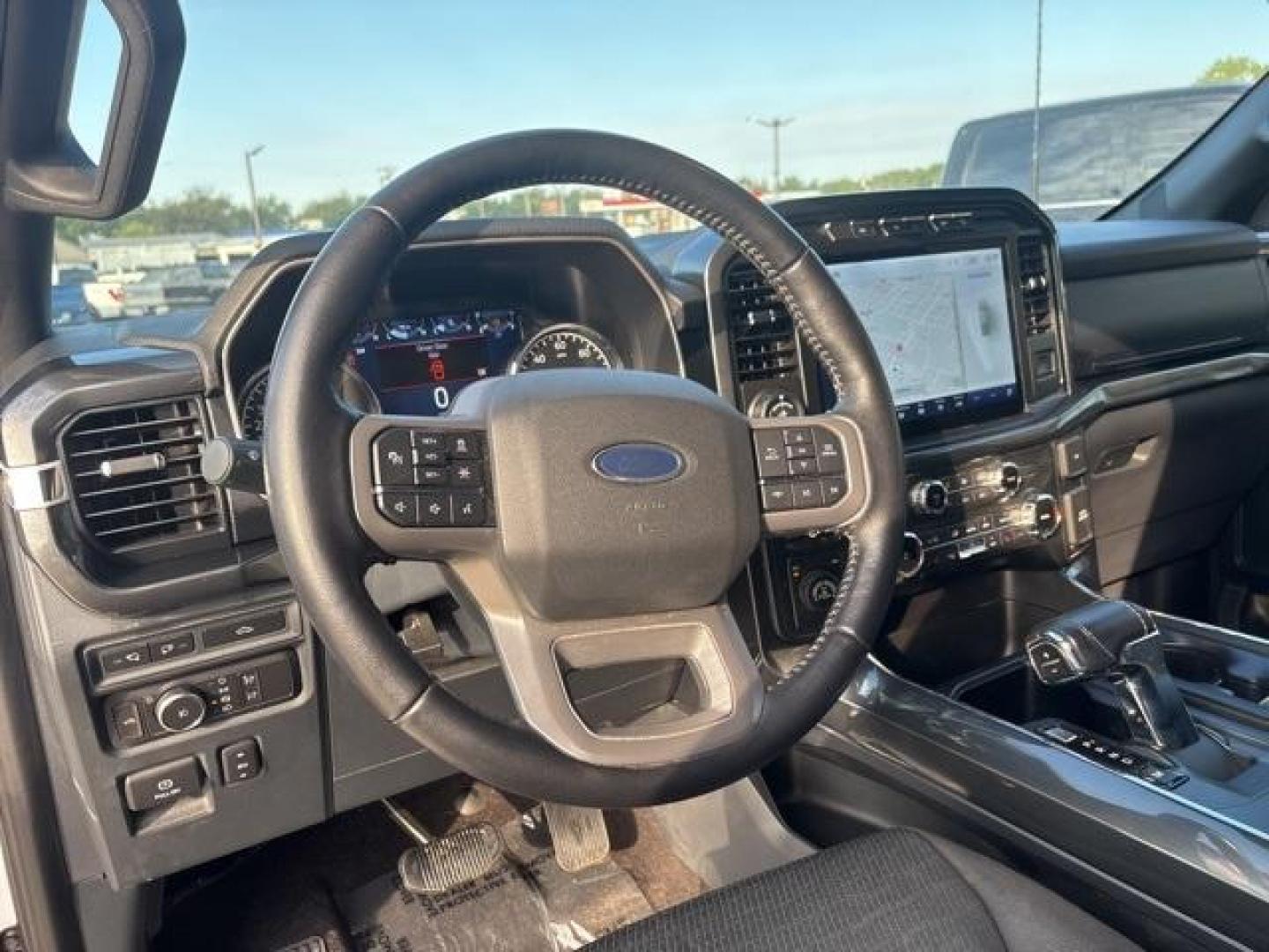 2022 Oxford White /Black Ford F-150 XLT (1FTFW1E59NK) with an 5.0L V8 engine, Automatic transmission, located at 1105 E Mulberry, Kaufman, TX, 75142, (972) 962-2151, 32.589550, -96.300926 - Photo#10
