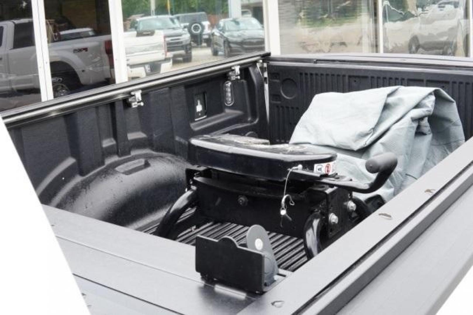 2022 White Metallic /Navy Pier/Light Slate Ford F-450SD Limited (1FT8W4DT7NE) with an Power Stroke 6.7L V8 DI 32V OHV Turbodiesel engine, Automatic transmission, located at 1105 E Mulberry, Kaufman, TX, 75142, (972) 962-2151, 32.589550, -96.300926 - Photo#10