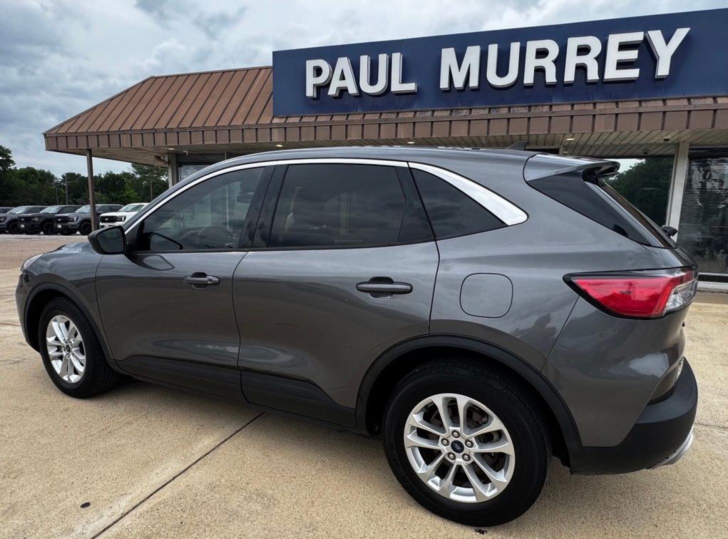 2022 Gray Metallic /Gray Ford Escape SE (1FMCU0G68NU) with an 1.5L EcoBoost engine, Automatic transmission, located at 1105 E Mulberry, Kaufman, TX, 75142, (972) 962-2151, 32.589550, -96.300926- Photo#2