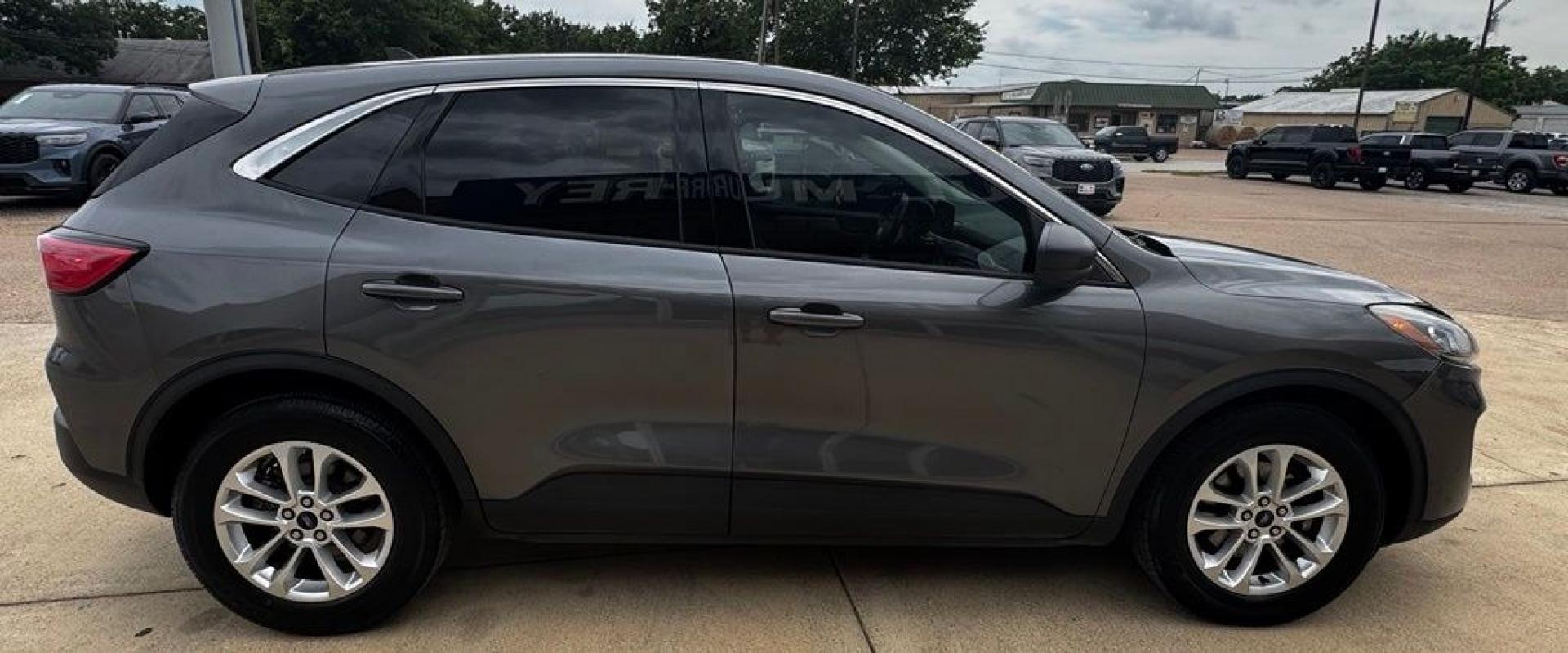 2022 Gray Metallic /Gray Ford Escape SE (1FMCU0G68NU) with an 1.5L EcoBoost engine, Automatic transmission, located at 1105 E Mulberry, Kaufman, TX, 75142, (972) 962-2151, 32.589550, -96.300926- Photo#9