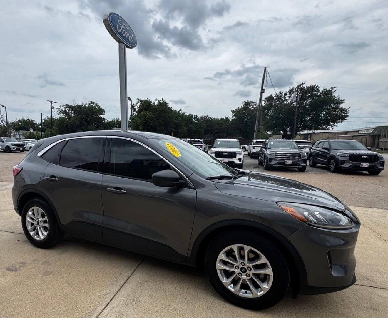 2022 Gray Metallic /Gray Ford Escape SE (1FMCU0G68NU) with an 1.5L EcoBoost engine, Automatic transmission, located at 1105 E Mulberry, Kaufman, TX, 75142, (972) 962-2151, 32.589550, -96.300926- Photo#11