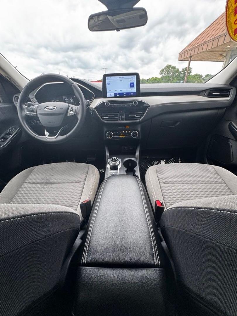 2022 Gray Metallic /Gray Ford Escape SE (1FMCU0G68NU) with an 1.5L EcoBoost engine, Automatic transmission, located at 1105 E Mulberry, Kaufman, TX, 75142, (972) 962-2151, 32.589550, -96.300926- Photo#23