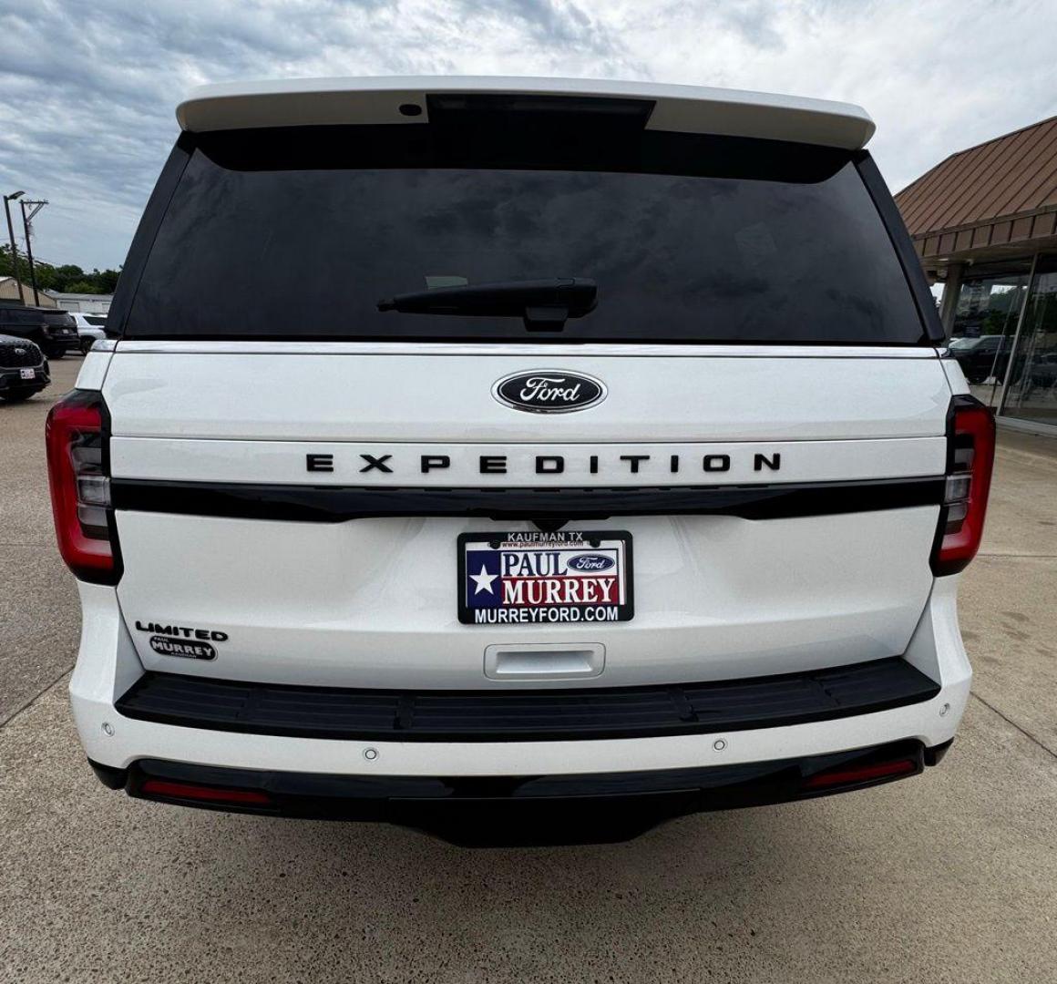 2023 White Metallic /Black Onyx Ford Expedition Limited (1FMJU1K89PE) with an EcoBoost 3.5L V6 GTDi DOHC 24V Twin Turbocharged engine, Automatic transmission, located at 1105 E Mulberry, Kaufman, TX, 75142, (972) 962-2151, 32.589550, -96.300926 - White Metallic 2023 Ford Expedition 4D Sport Utility Limited RWD 10-Speed Automatic EcoBoost 3.5L V6 GTDi DOHC 24V Twin Turbocharged Priced below KBB Fair Purchase Price!<br><br><br>Recent Arrival!<br><br><br>Please call Paul Murrey Ford Inc. In Kaufman Texas A Family Dealership Since 1952 Serving t - Photo#2