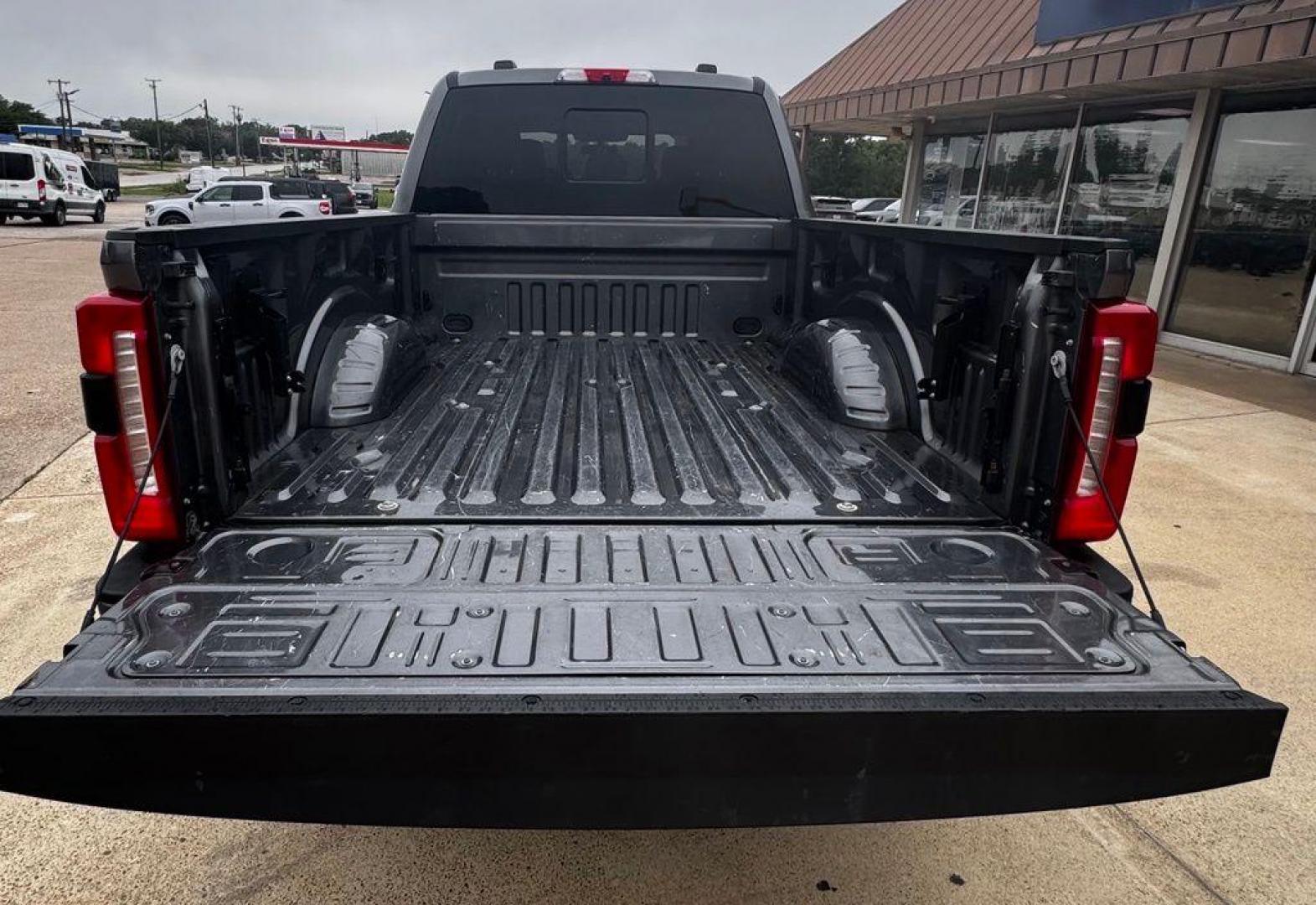 2023 Gray Metallic /Medium Dark Slate Ford F-250SD XL (1FT8W2BT8PE) with an Power Stroke 6.7L V8 DI 32V OHV Turbodiesel engine, Automatic transmission, located at 1105 E Mulberry, Kaufman, TX, 75142, (972) 962-2151, 32.589550, -96.300926 - Gray 2023 Ford F-250SD 4D Crew Cab XL 4WD 10-Speed Automatic Power Stroke 6.7L V8 DI 32V OHV Turbodiesel 4WD.<br><br><br>Recent Arrival! Odometer is 11347 miles below market average!<br><br><br>Please call Paul Murrey Ford Inc. In Kaufman Texas A Family Dealership Since 1952 Serving the Dallas Fort - Photo#6