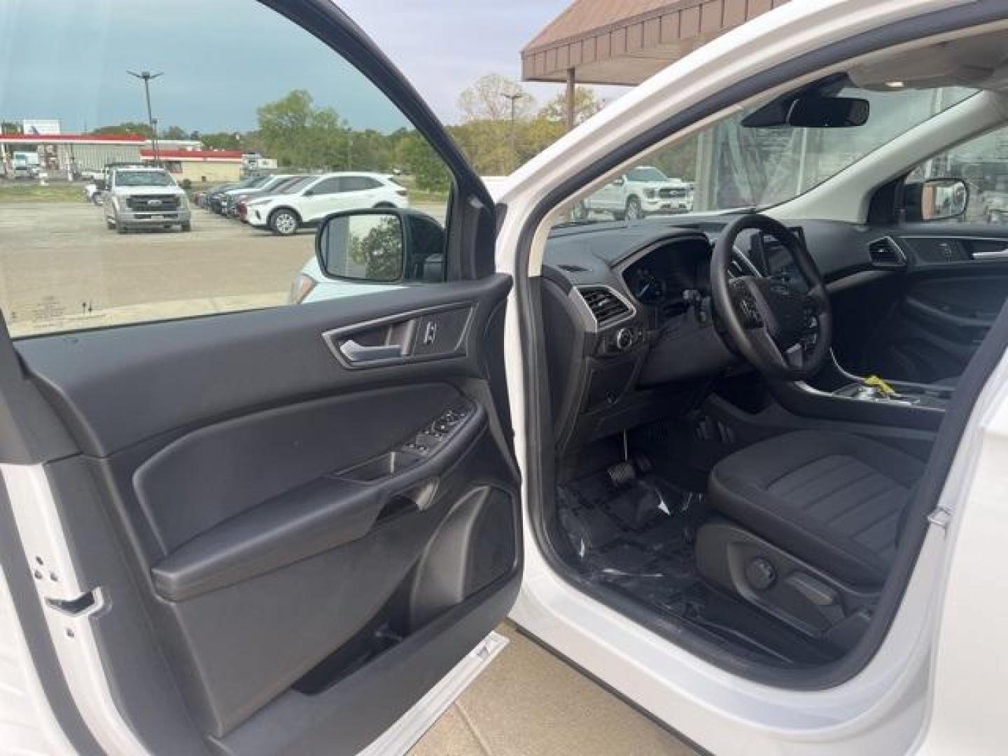 2024 Oxford White /Ebony Ford Edge SE (2FMPK4G98RB) with an EcoBoost 2.0L I4 GTDi DOHC Turbocharged VCT engine, Automatic transmission, located at 1105 E Mulberry, Kaufman, TX, 75142, (972) 962-2151, 32.589550, -96.300926 - Oxford White 2024 Ford Edge 4D Sport Utility SE AWD 8-Speed Automatic EcoBoost 2.0L I4 GTDi DOHC Turbocharged VCT AWD.<br><br>21/28 City/Highway MPG<br><br><br>Please call Paul Murrey Ford Inc. In Kaufman Texas A Family Dealership Since 1952 Serving the Dallas Fort Worth and East Texas areas for ove - Photo#9