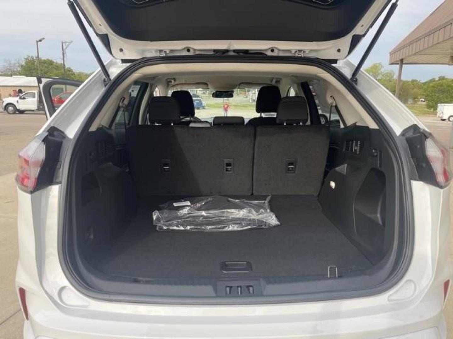 2024 Oxford White /Ebony Ford Edge SE (2FMPK4G98RB) with an EcoBoost 2.0L I4 GTDi DOHC Turbocharged VCT engine, Automatic transmission, located at 1105 E Mulberry, Kaufman, TX, 75142, (972) 962-2151, 32.589550, -96.300926 - Oxford White 2024 Ford Edge 4D Sport Utility SE AWD 8-Speed Automatic EcoBoost 2.0L I4 GTDi DOHC Turbocharged VCT AWD.<br><br>21/28 City/Highway MPG<br><br><br>Please call Paul Murrey Ford Inc. In Kaufman Texas A Family Dealership Since 1952 Serving the Dallas Fort Worth and East Texas areas for ove - Photo#16