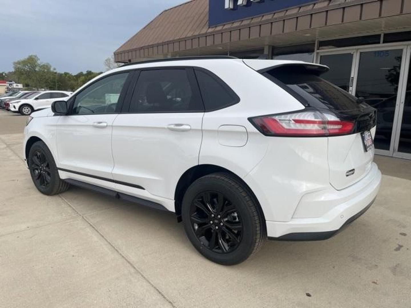 2024 Oxford White /Ebony Ford Edge SE (2FMPK4G98RB) with an EcoBoost 2.0L I4 GTDi DOHC Turbocharged VCT engine, Automatic transmission, located at 1105 E Mulberry, Kaufman, TX, 75142, (972) 962-2151, 32.589550, -96.300926 - Oxford White 2024 Ford Edge 4D Sport Utility SE AWD 8-Speed Automatic EcoBoost 2.0L I4 GTDi DOHC Turbocharged VCT AWD.<br><br>21/28 City/Highway MPG<br><br><br>Please call Paul Murrey Ford Inc. In Kaufman Texas A Family Dealership Since 1952 Serving the Dallas Fort Worth and East Texas areas for ove - Photo#3