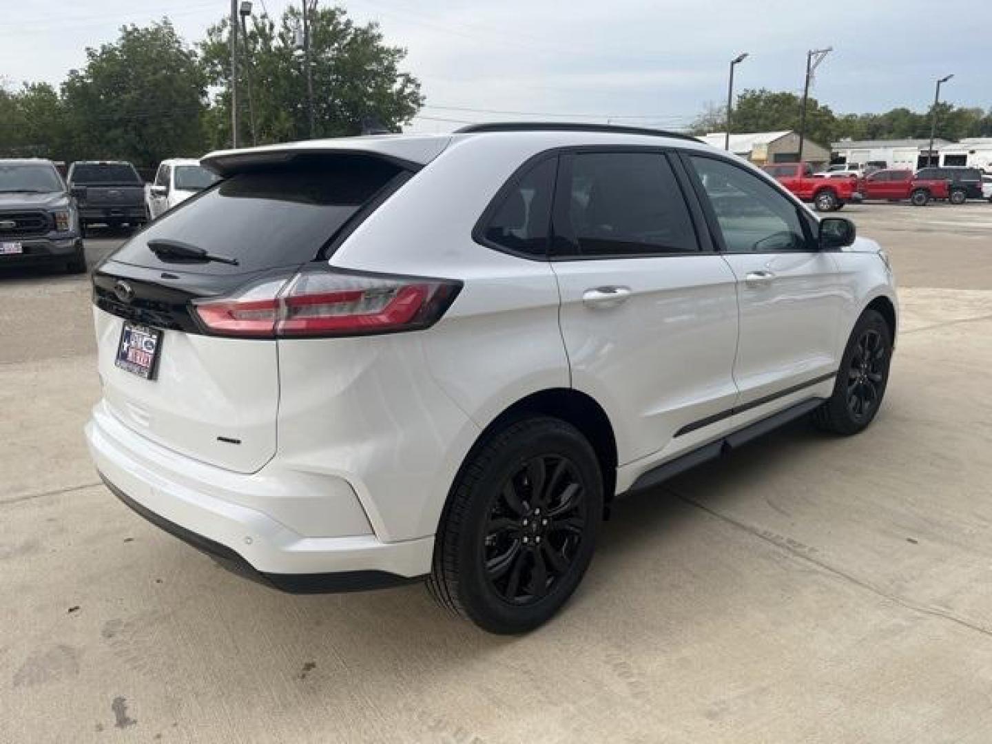 2024 Oxford White /Ebony Ford Edge SE (2FMPK4G98RB) with an EcoBoost 2.0L I4 GTDi DOHC Turbocharged VCT engine, Automatic transmission, located at 1105 E Mulberry, Kaufman, TX, 75142, (972) 962-2151, 32.589550, -96.300926 - Oxford White 2024 Ford Edge 4D Sport Utility SE AWD 8-Speed Automatic EcoBoost 2.0L I4 GTDi DOHC Turbocharged VCT AWD.<br><br>21/28 City/Highway MPG<br><br><br>Please call Paul Murrey Ford Inc. In Kaufman Texas A Family Dealership Since 1952 Serving the Dallas Fort Worth and East Texas areas for ove - Photo#5