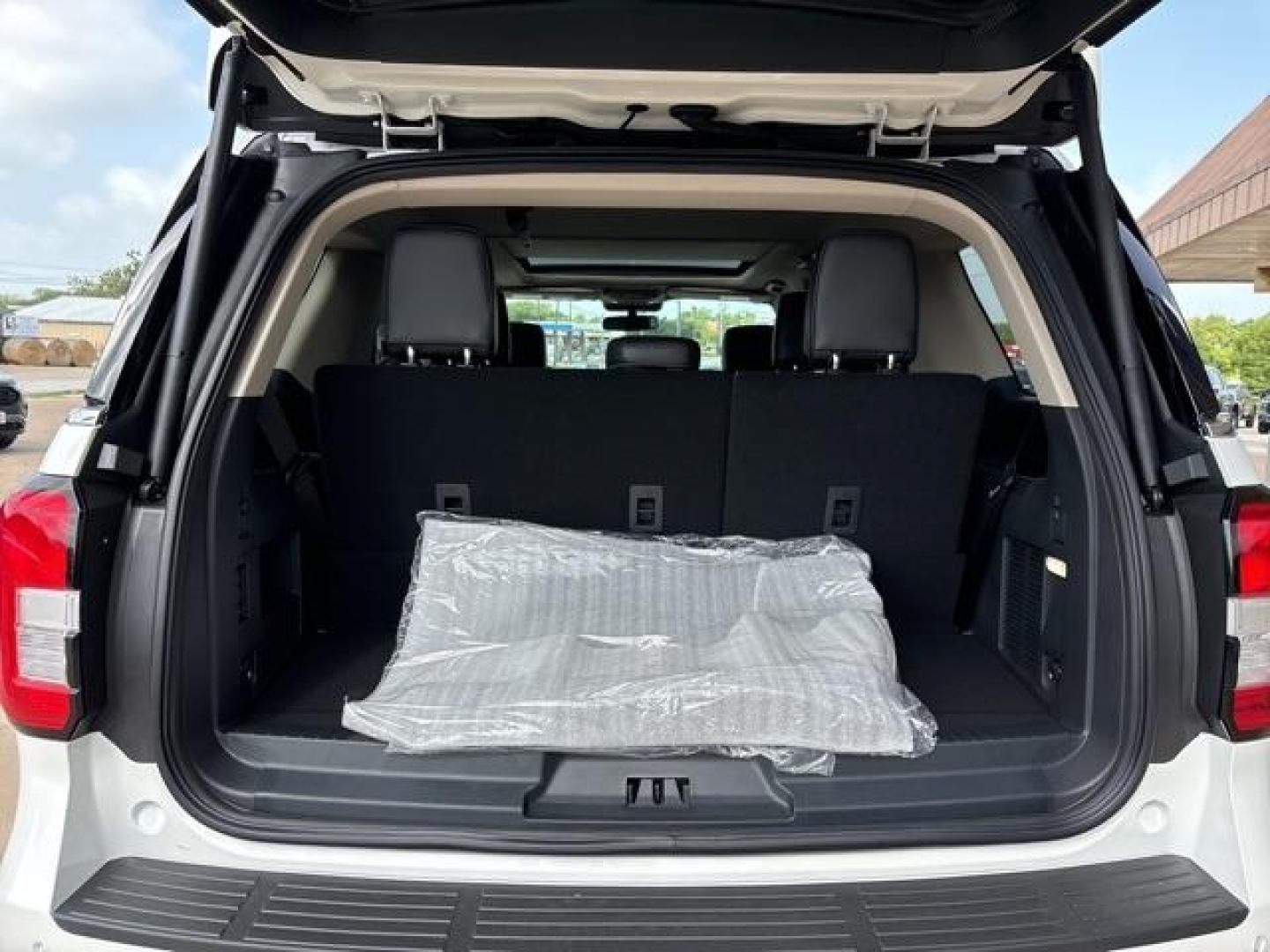 2024 White Metallic /Black Onyx Ford Expedition XLT (1FMJU1H87RE) with an EcoBoost 3.5L V6 GTDi DOHC 24V Twin Turbocharged engine, Automatic transmission, located at 1105 E Mulberry, Kaufman, TX, 75142, (972) 962-2151, 32.589550, -96.300926 - Photo#17