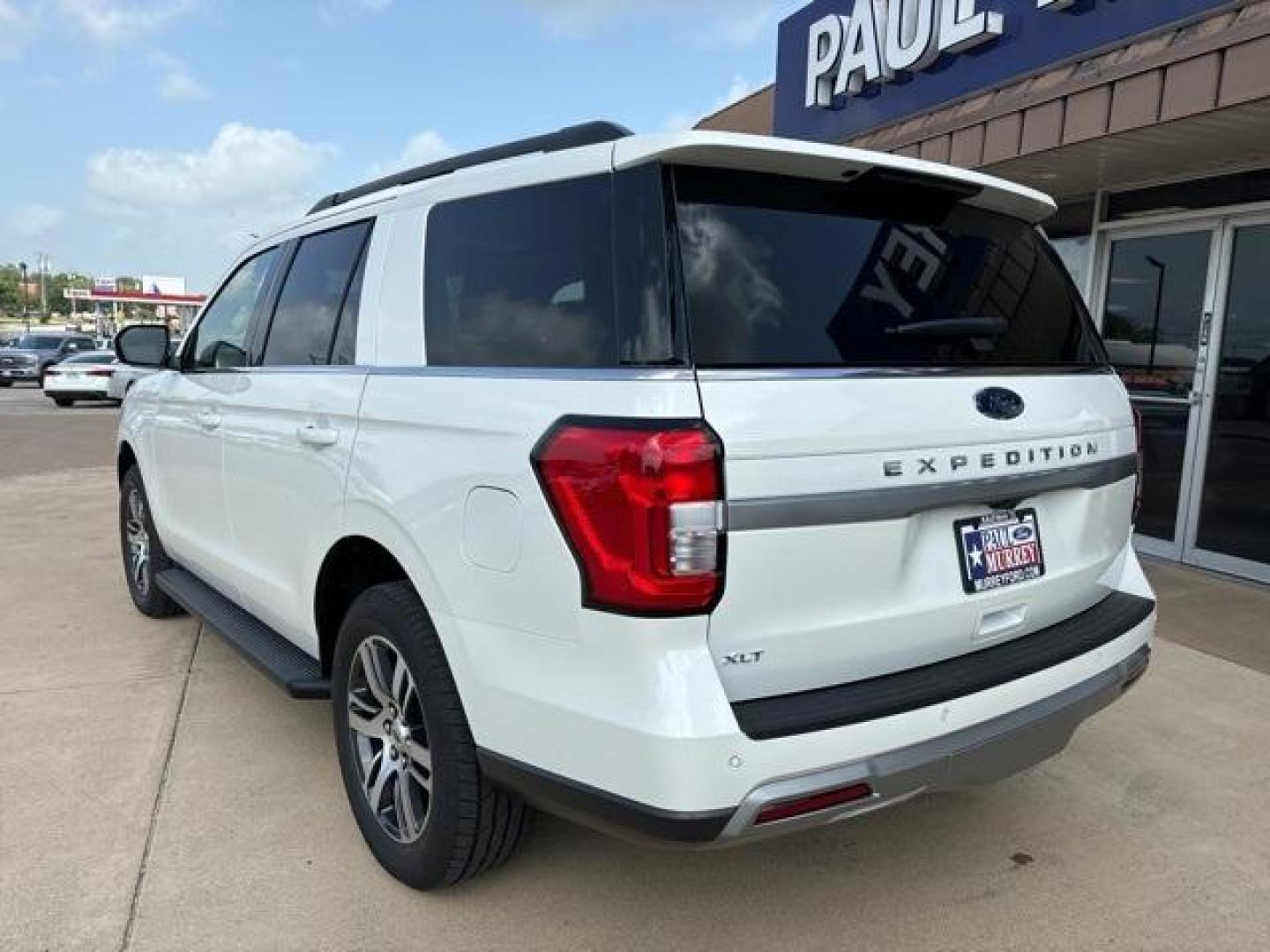 2024 White Metallic /Black Onyx Ford Expedition XLT (1FMJU1H87RE) with an EcoBoost 3.5L V6 GTDi DOHC 24V Twin Turbocharged engine, Automatic transmission, located at 1105 E Mulberry, Kaufman, TX, 75142, (972) 962-2151, 32.589550, -96.300926 - Photo#3