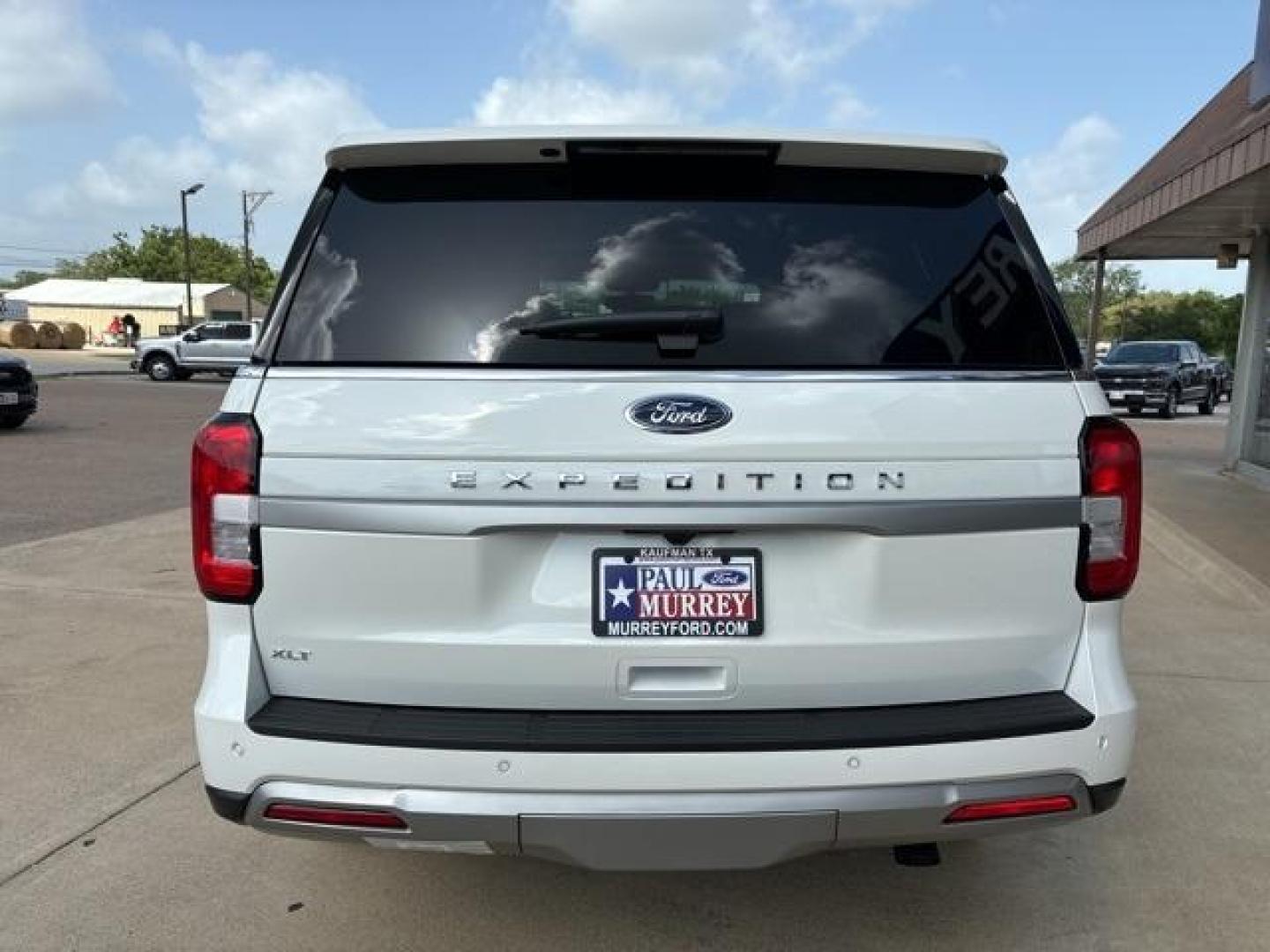 2024 White Metallic /Black Onyx Ford Expedition XLT (1FMJU1H87RE) with an EcoBoost 3.5L V6 GTDi DOHC 24V Twin Turbocharged engine, Automatic transmission, located at 1105 E Mulberry, Kaufman, TX, 75142, (972) 962-2151, 32.589550, -96.300926 - Photo#4