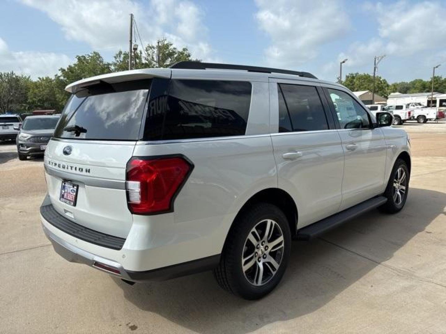 2024 White Metallic /Black Onyx Ford Expedition XLT (1FMJU1H87RE) with an EcoBoost 3.5L V6 GTDi DOHC 24V Twin Turbocharged engine, Automatic transmission, located at 1105 E Mulberry, Kaufman, TX, 75142, (972) 962-2151, 32.589550, -96.300926 - Photo#5