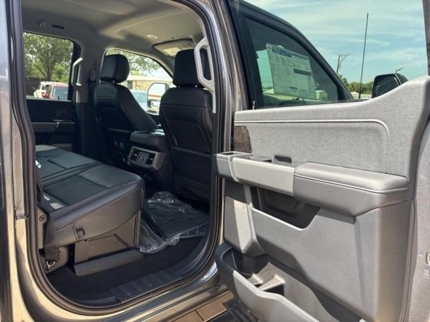 2024 Gray Metallic /Black Onyx Ford F-250SD Lariat (1FT8W2BT8RE) with an Power Stroke 6.7L V8 DI 32V OHV Turbodiesel engine, Automatic transmission, located at 1105 E Mulberry, Kaufman, TX, 75142, (972) 962-2151, 32.589550, -96.300926 - Photo#18
