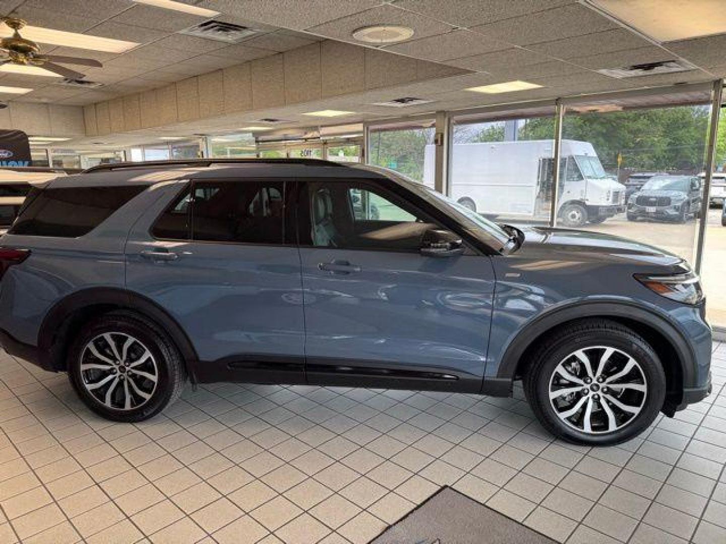 2025 Vapor Blue /Onyx Ford Explorer ST-Line (1FMUK7KH8SG) with an 2.3L EcoBoost I-4 engine, Automatic transmission, located at 1105 E Mulberry, Kaufman, TX, 75142, (972) 962-2151, 32.589550, -96.300926 - $7,898 off MSRP! Priced below KBB Fair Purchase Price!<br><br><br>Vapor Blue Metallic 2025 Ford Explorer 4D Sport Utility ST-Line RWD 10-Speed Automatic 2.3L EcoBoost I-4 20/29 City/Highway MPG<br><br>20/29 City/Highway MPG Price includes: $6000 - Model Year Closeout Bonus Cash - Explorer. Exp. 04/3 - Photo#5