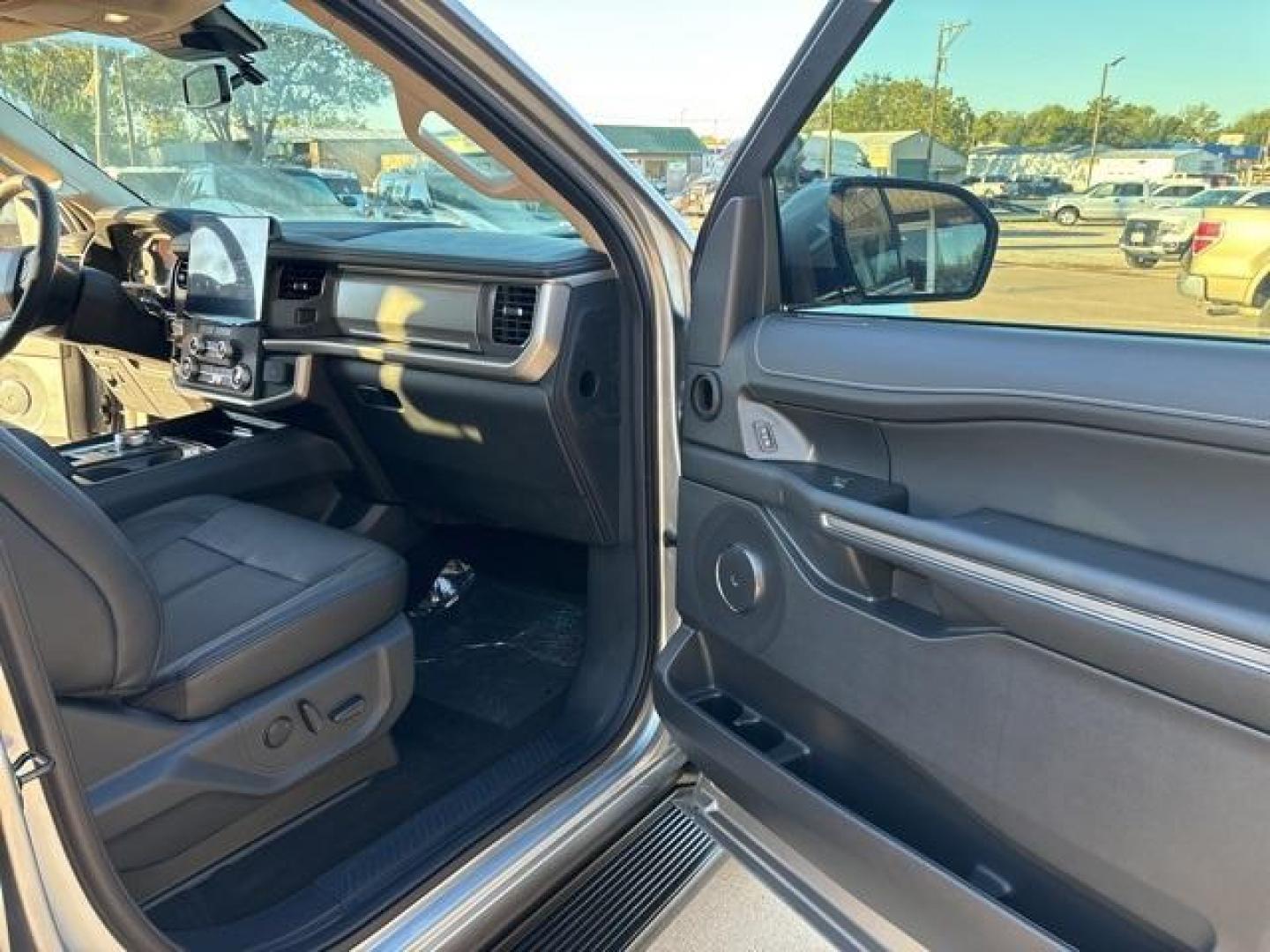 2024 Silver Metallic /Black Onyx Ford Expedition XLT (1FMJU1H82RE) with an EcoBoost 3.5L V6 GTDi DOHC 24V Twin Turbocharged engine, Automatic transmission, located at 1105 E Mulberry, Kaufman, TX, 75142, (972) 962-2151, 32.589550, -96.300926 - Photo#16