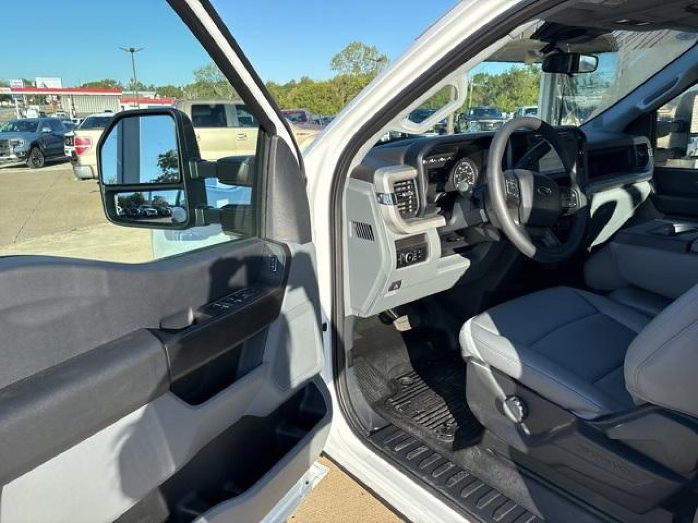 2024 Oxford White Ford F-250SD XL (1FT7X2AA7RE) with an 6.8L V8 engine, Automatic transmission, located at 1105 E Mulberry, Kaufman, TX, 75142, (972) 962-2151, 32.589550, -96.300926 - Oxford White 2024 Ford F-250SD 4D Extended Cab XL RWD 10-Speed Automatic 6.8L V8<br><br><br>Please call Paul Murrey Ford Inc. In Kaufman Texas A Family Dealership Since 1952 Serving the Dallas Fort Worth and East Texas areas for over 70 years. Please call 972-962-2151 www.murreyford.com www.usedcars - Photo#11