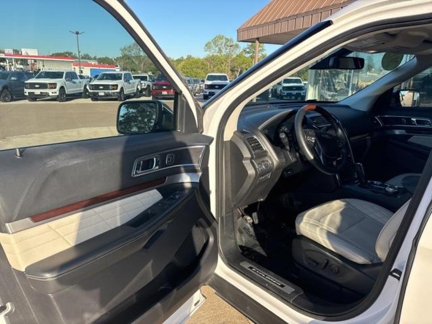 2019 White Platinum /Ebony Black Ford Explorer Platinum (1FM5K8HT0KG) with an 3.5L V6 engine, Automatic transmission, located at 1105 E Mulberry, Kaufman, TX, 75142, (972) 962-2151, 32.589550, -96.300926 - White Platinum 2019 Ford Explorer 4D Sport Utility Platinum 4WD 6-Speed Automatic with Select-Shift 3.5L V6 4WD.<br><br><br>Please call Paul Murrey Ford Inc. In Kaufman Texas A Family Dealership Since 1952 Serving the Dallas Fort Worth and East Texas areas for over 70 years. Please call 972-962-2151 - Photo#8
