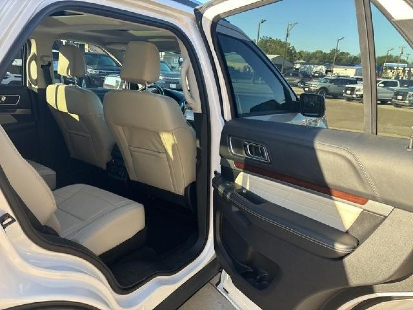 2019 White Platinum /Ebony Black Ford Explorer Platinum (1FM5K8HT0KG) with an 3.5L V6 engine, Automatic transmission, located at 1105 E Mulberry, Kaufman, TX, 75142, (972) 962-2151, 32.589550, -96.300926 - White Platinum 2019 Ford Explorer 4D Sport Utility Platinum 4WD 6-Speed Automatic with Select-Shift 3.5L V6 4WD.<br><br><br>Please call Paul Murrey Ford Inc. In Kaufman Texas A Family Dealership Since 1952 Serving the Dallas Fort Worth and East Texas areas for over 70 years. Please call 972-962-2151 - Photo#21