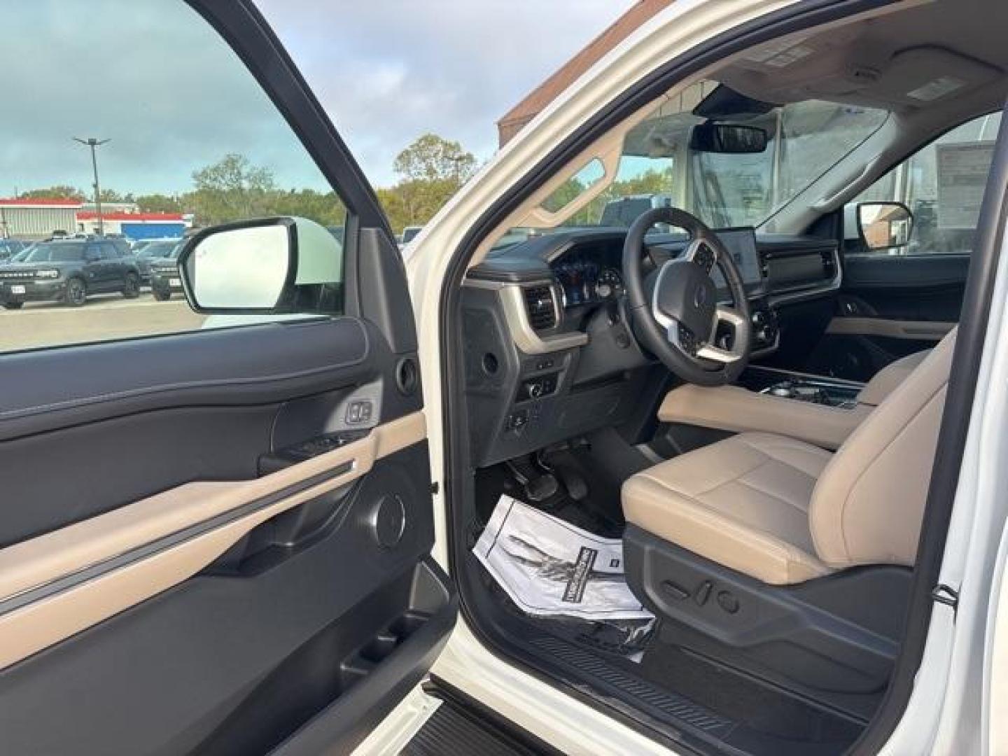 2024 White Metallic /Sandstone Ford Expedition XLT (1FMJU1H84RE) with an EcoBoost 3.5L V6 GTDi DOHC 24V Twin Turbocharged engine, Automatic transmission, located at 1105 E Mulberry, Kaufman, TX, 75142, (972) 962-2151, 32.589550, -96.300926 - Photo#8