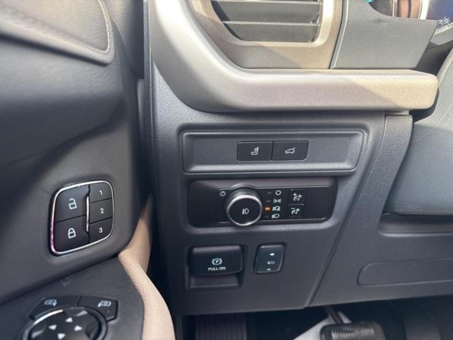 2024 White Metallic /Sandstone Ford Expedition XLT (1FMJU1H84RE) with an EcoBoost 3.5L V6 GTDi DOHC 24V Twin Turbocharged engine, Automatic transmission, located at 1105 E Mulberry, Kaufman, TX, 75142, (972) 962-2151, 32.589550, -96.300926 - Photo#22