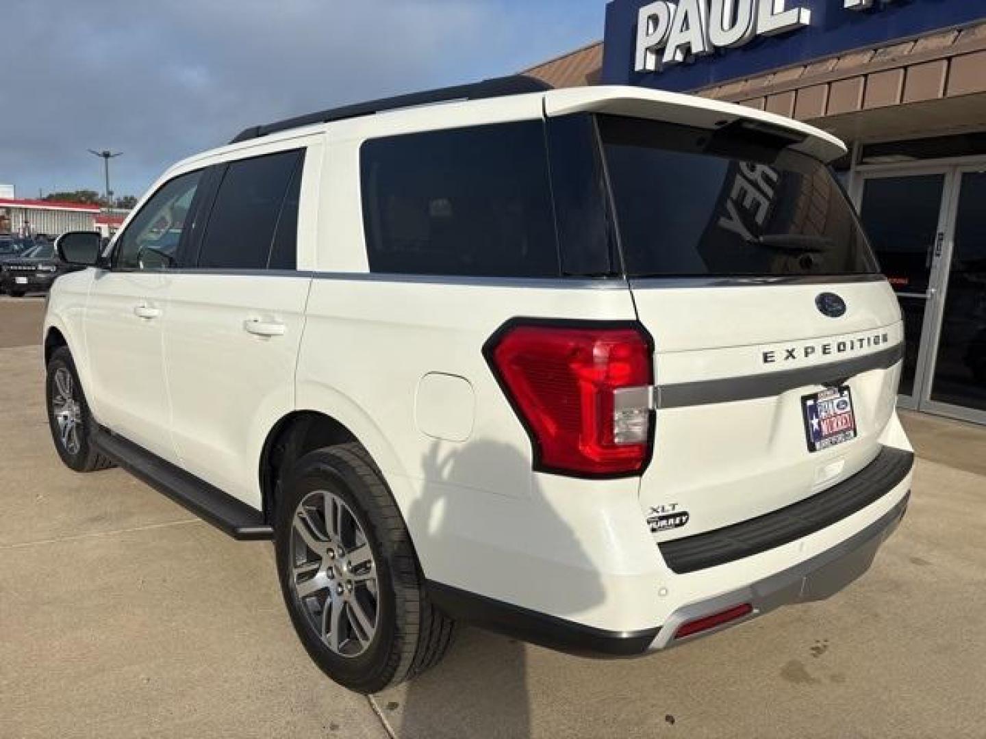 2024 White Metallic /Sandstone Ford Expedition XLT (1FMJU1H84RE) with an EcoBoost 3.5L V6 GTDi DOHC 24V Twin Turbocharged engine, Automatic transmission, located at 1105 E Mulberry, Kaufman, TX, 75142, (972) 962-2151, 32.589550, -96.300926 - Photo#3