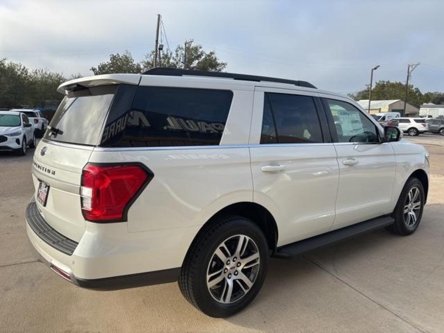 2024 White Metallic /Sandstone Ford Expedition XLT (1FMJU1H84RE) with an EcoBoost 3.5L V6 GTDi DOHC 24V Twin Turbocharged engine, Automatic transmission, located at 1105 E Mulberry, Kaufman, TX, 75142, (972) 962-2151, 32.589550, -96.300926 - Photo#5