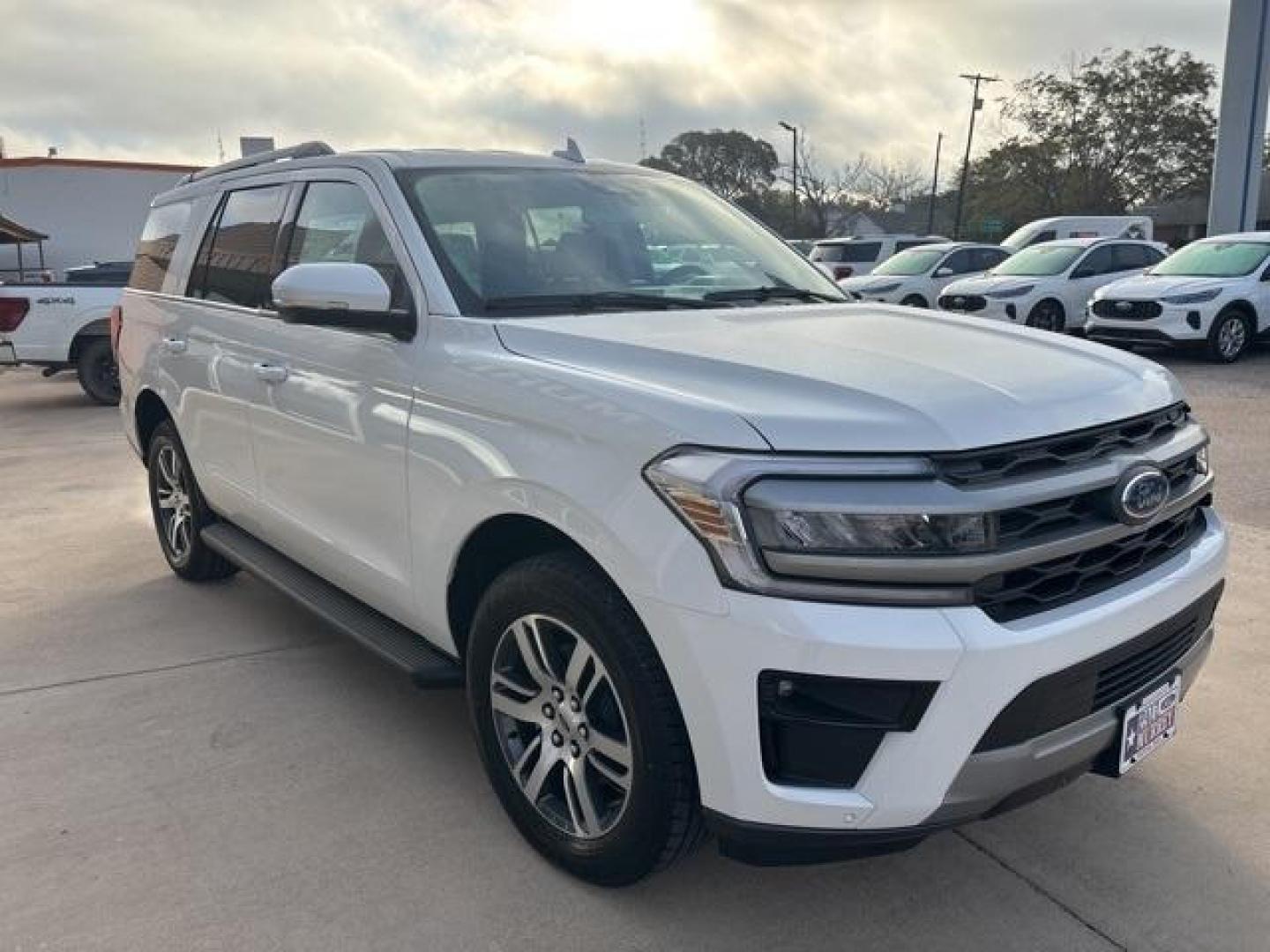 2024 White Metallic /Sandstone Ford Expedition XLT (1FMJU1H84RE) with an EcoBoost 3.5L V6 GTDi DOHC 24V Twin Turbocharged engine, Automatic transmission, located at 1105 E Mulberry, Kaufman, TX, 75142, (972) 962-2151, 32.589550, -96.300926 - Photo#6