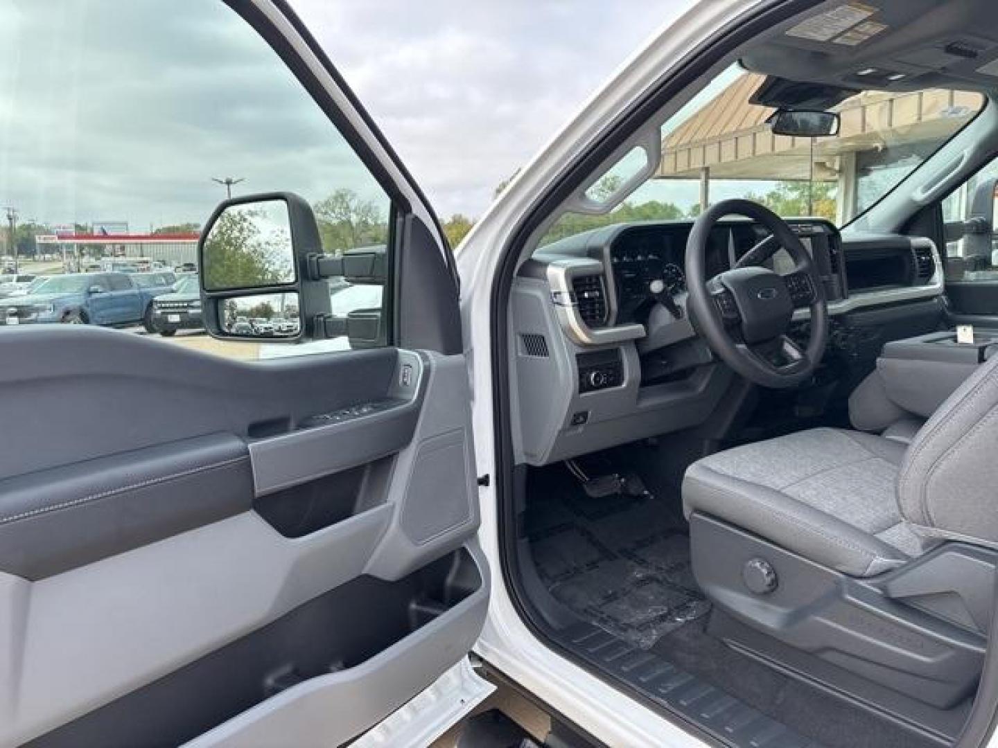 2024 Oxford White /Medium Dark Slate Ford F-350SD XL (1FT8W3BT3RE) with an Power Stroke 6.7L V8 DI 32V OHV Turbodiesel engine, Automatic transmission, located at 1105 E Mulberry, Kaufman, TX, 75142, (972) 962-2151, 32.589550, -96.300926 - Oxford White 2024 Ford F-350SD 4D Crew Cab XL 4WD 10-Speed Automatic Power Stroke 6.7L V8 DI 32V OHV Turbodiesel 4WD.<br><br><br>Please call Paul Murrey Ford Inc. In Kaufman Texas A Family Dealership Since 1952 Serving the Dallas Fort Worth and East Texas areas for over 70 years. Please call 972-962 - Photo#9