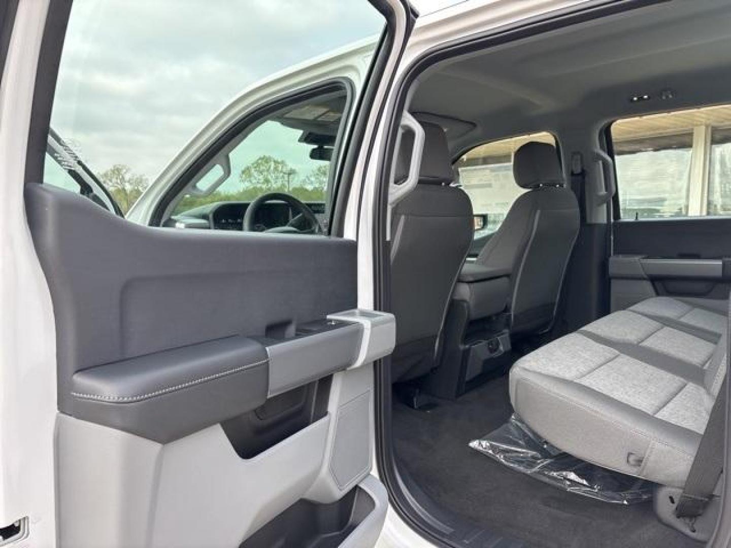 2024 Oxford White /Medium Dark Slate Ford F-350SD XL (1FT8W3BT3RE) with an Power Stroke 6.7L V8 DI 32V OHV Turbodiesel engine, Automatic transmission, located at 1105 E Mulberry, Kaufman, TX, 75142, (972) 962-2151, 32.589550, -96.300926 - Oxford White 2024 Ford F-350SD 4D Crew Cab XL 4WD 10-Speed Automatic Power Stroke 6.7L V8 DI 32V OHV Turbodiesel 4WD.<br><br><br>Please call Paul Murrey Ford Inc. In Kaufman Texas A Family Dealership Since 1952 Serving the Dallas Fort Worth and East Texas areas for over 70 years. Please call 972-962 - Photo#12