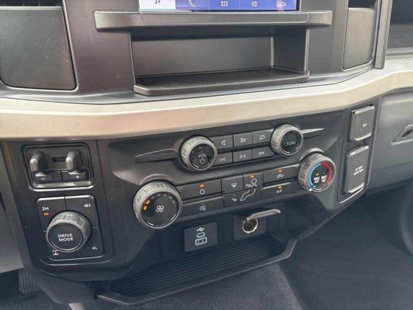 2024 Oxford White /Medium Dark Slate Ford F-350SD XL (1FT8W3BT3RE) with an Power Stroke 6.7L V8 DI 32V OHV Turbodiesel engine, Automatic transmission, located at 1105 E Mulberry, Kaufman, TX, 75142, (972) 962-2151, 32.589550, -96.300926 - Oxford White 2024 Ford F-350SD 4D Crew Cab XL 4WD 10-Speed Automatic Power Stroke 6.7L V8 DI 32V OHV Turbodiesel 4WD.<br><br><br>Please call Paul Murrey Ford Inc. In Kaufman Texas A Family Dealership Since 1952 Serving the Dallas Fort Worth and East Texas areas for over 70 years. Please call 972-962 - Photo#20