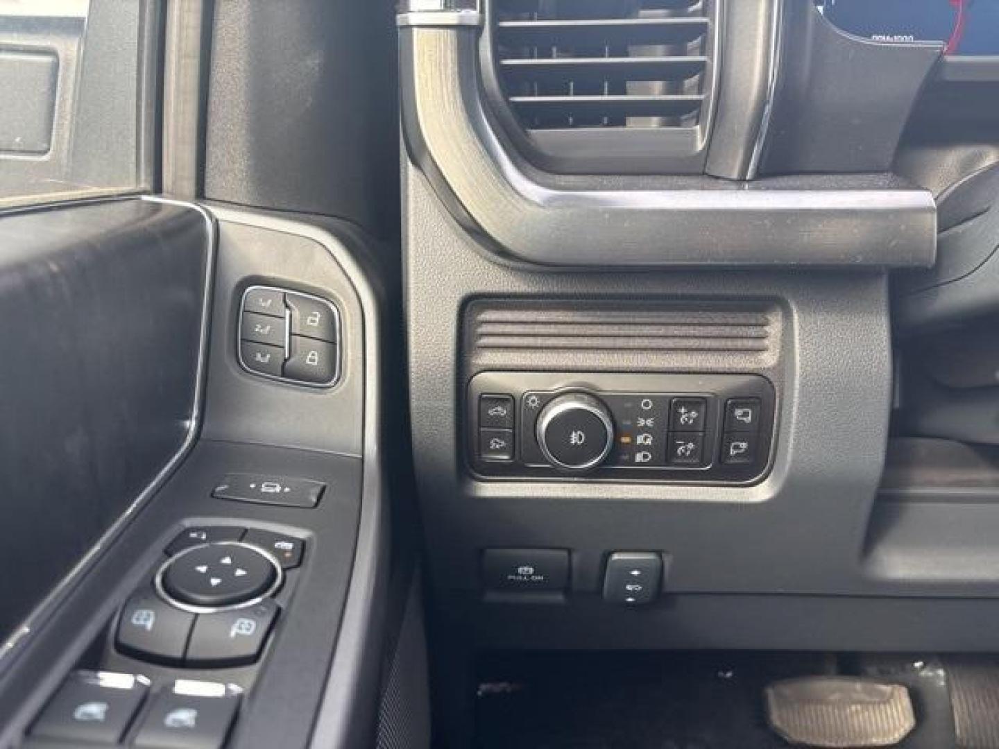 2025 White Metallic /Black Onyx Ford F-350SD Lariat (1FT8W3BT2SE) with an Power Stroke 6.7L V8 DI 32V OHV Turbodiesel engine, Automatic transmission, located at 1105 E Mulberry, Kaufman, TX, 75142, (972) 962-2151, 32.589550, -96.300926 - Star White Metallic Tri-Coat 2025 Ford F-350SD 4D Crew Cab Lariat 4WD 10-Speed Automatic Power Stroke 6.7L V8 DI 32V OHV Turbodiesel 4WD.<br><br><br>Please call Paul Murrey Ford Inc. In Kaufman Texas A Family Dealership Since 1952 Serving the Dallas Fort Worth and East Texas areas for over 70 years. - Photo#21
